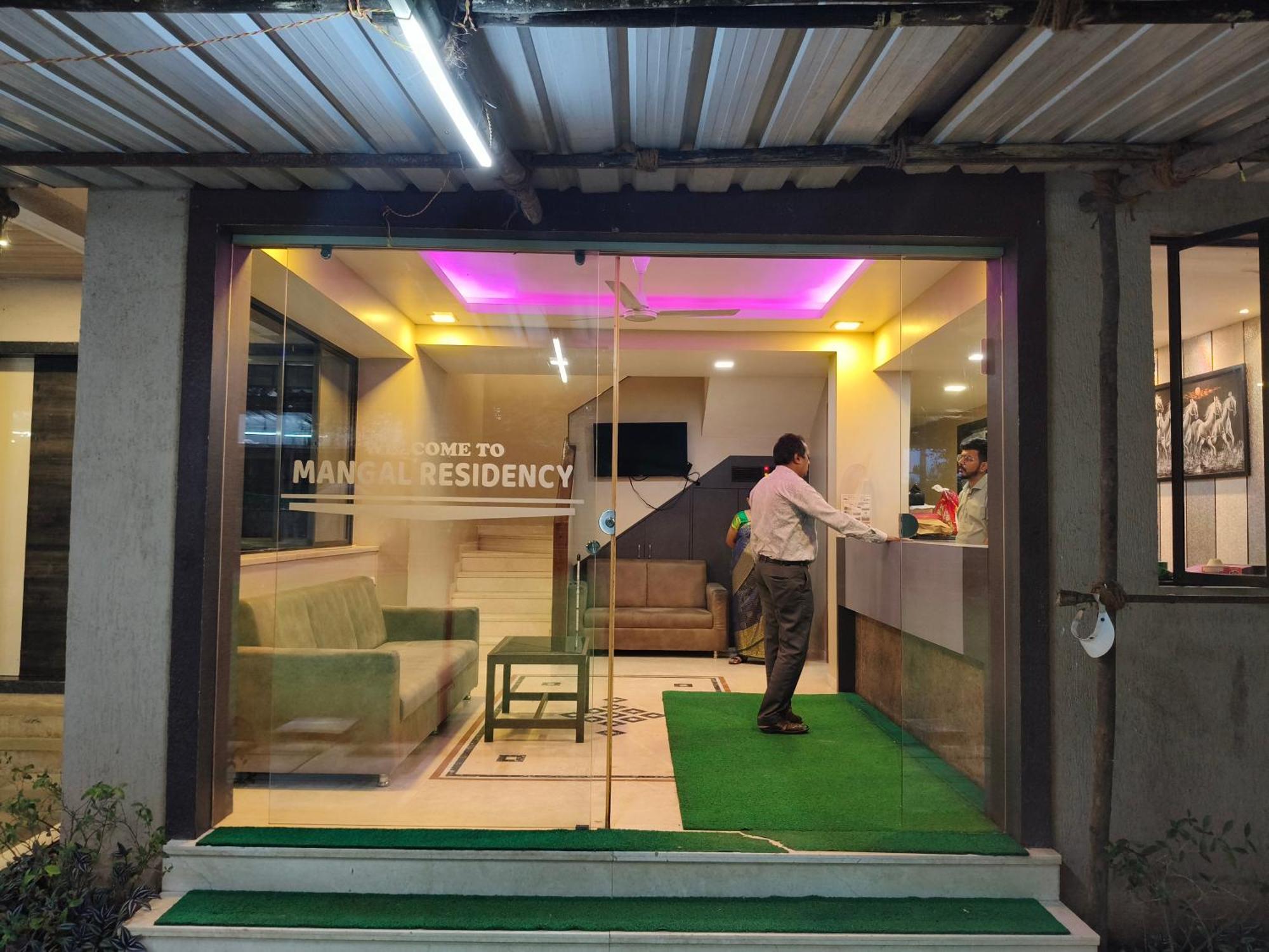 Mangal Residency !! 600 Mts From Railway Station !! Couple Friendly !! 3* Lonavala