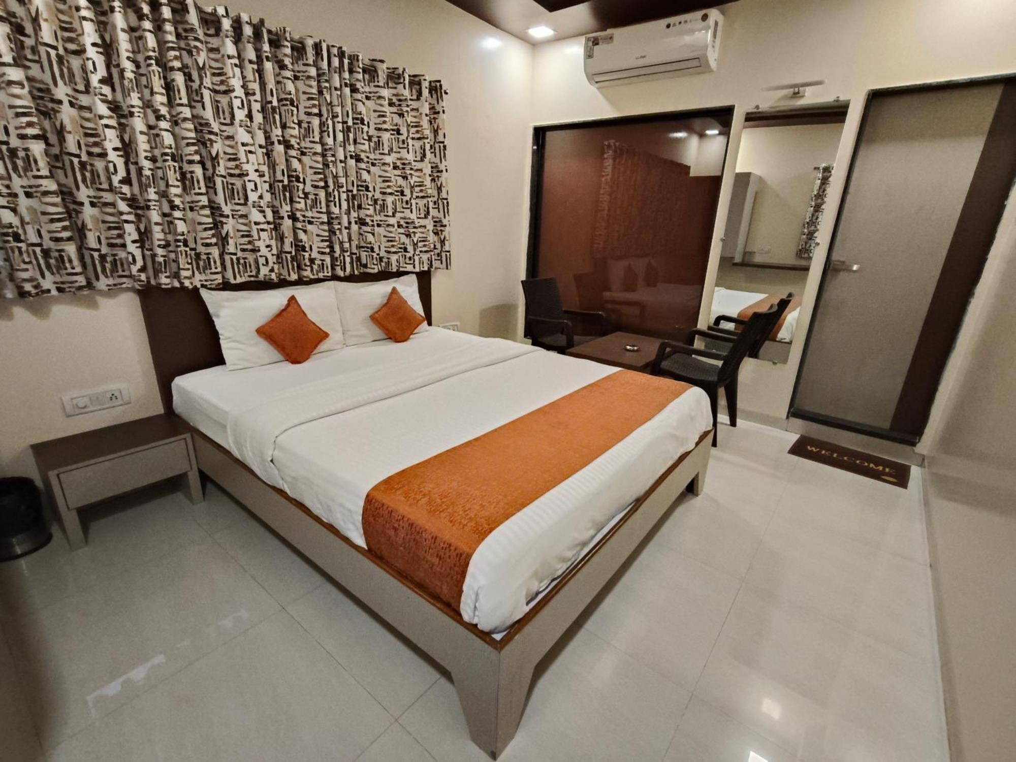 Mangal Residency !! 600 Mts From Railway Station !! Couple Friendly !!