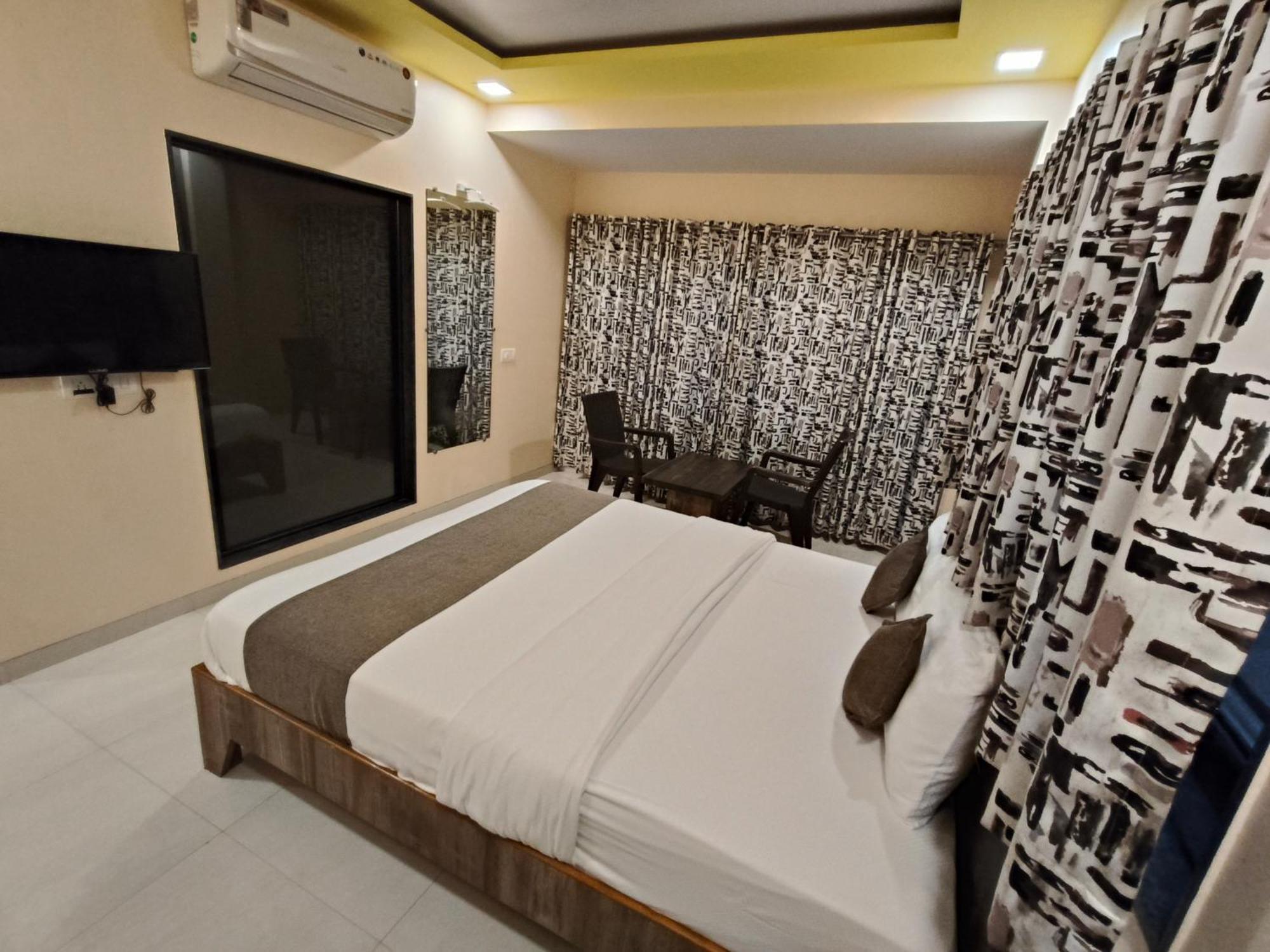 Mangal Residency !! 600 Mts From Railway Station !! Couple Friendly !! 3* Lonavala
