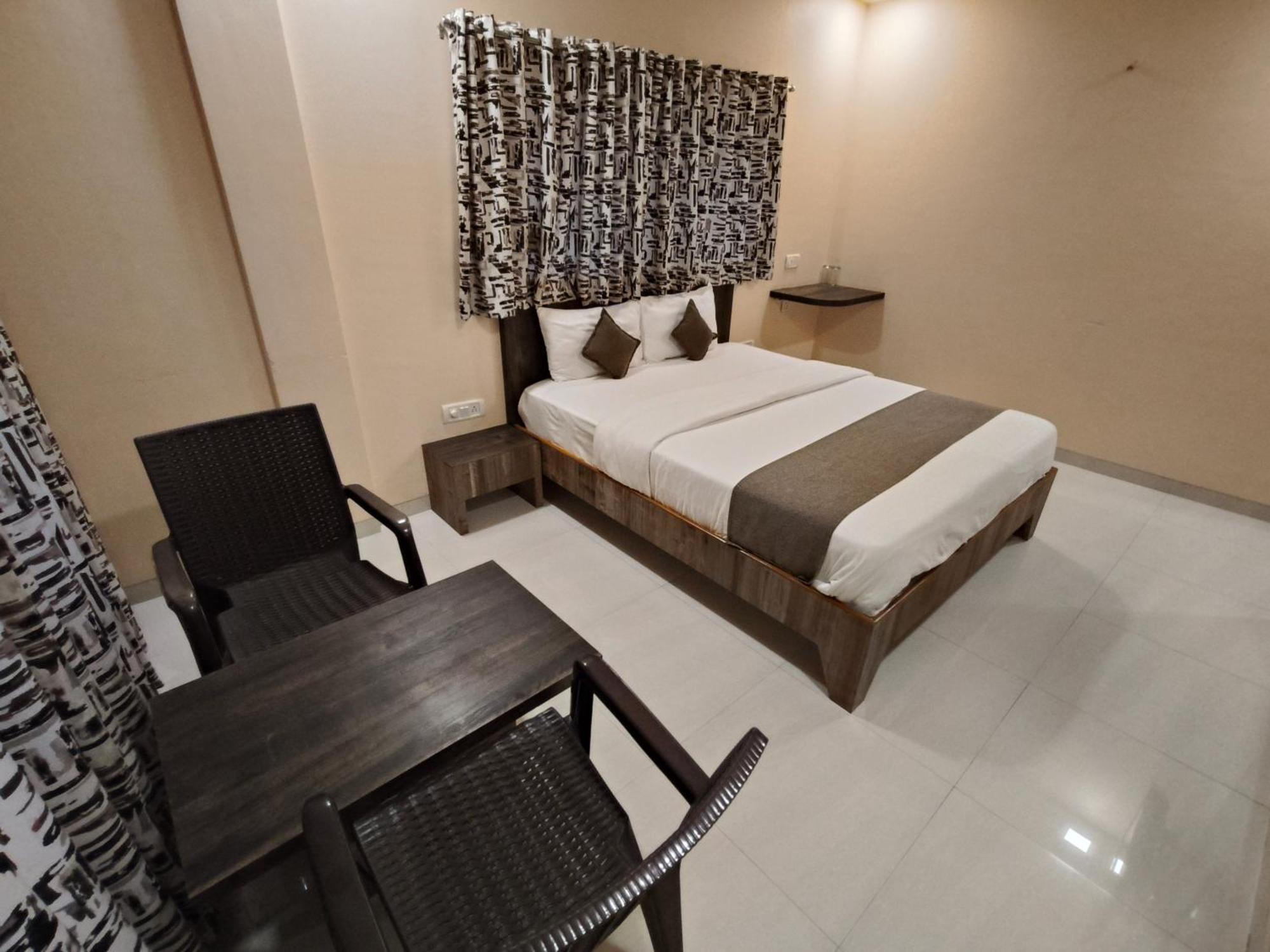 Hotel Mangal Residency !! 600 Mts From Railway Station !! Couple Friendly !!
