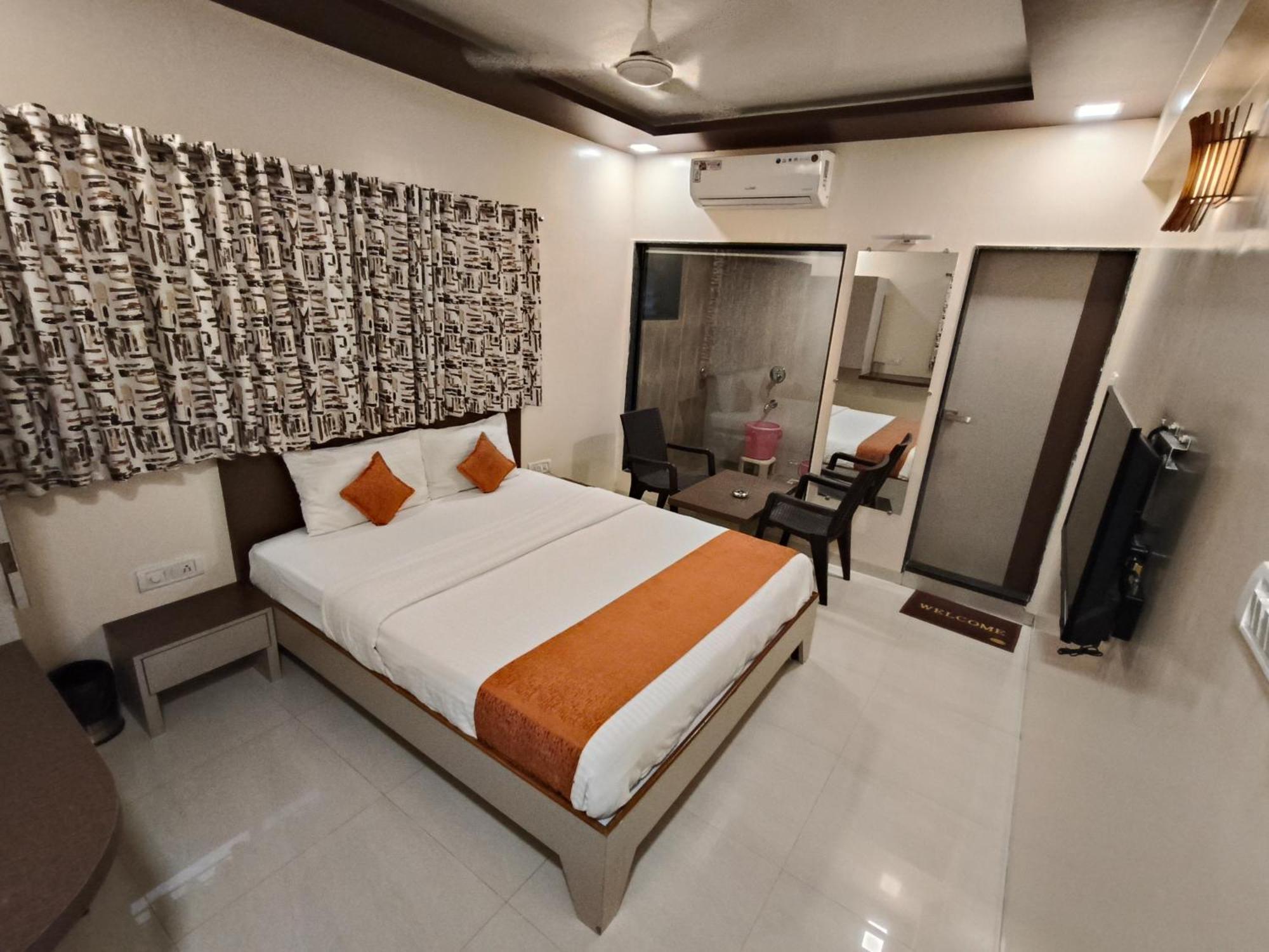 Mangal Residency !! 600 Mts From Railway Station !! Couple Friendly !! Hotel Lonavala