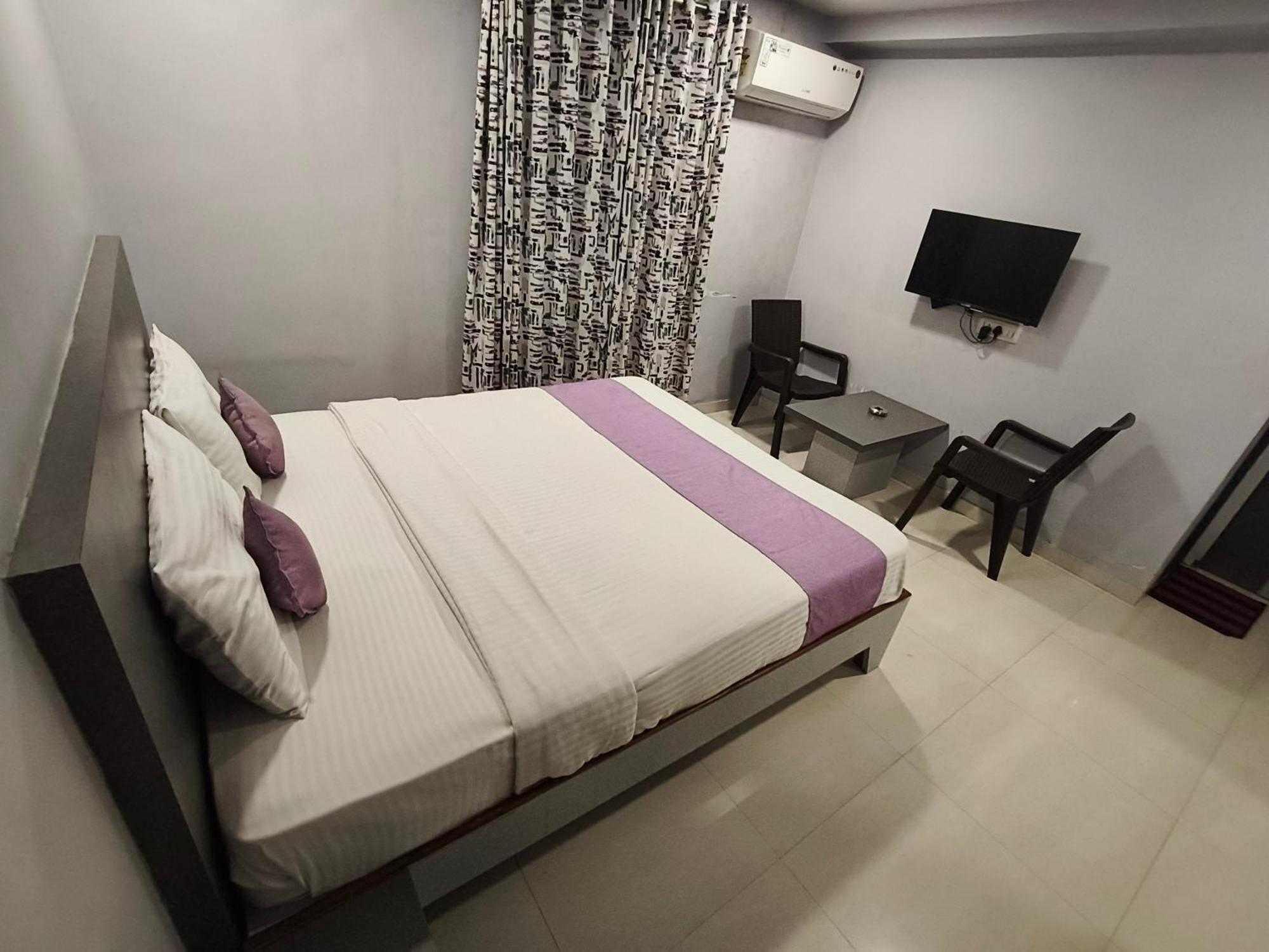 Hotel Mangal Residency !! 600 Mts From Railway Station !! Couple Friendly !! Lonavala