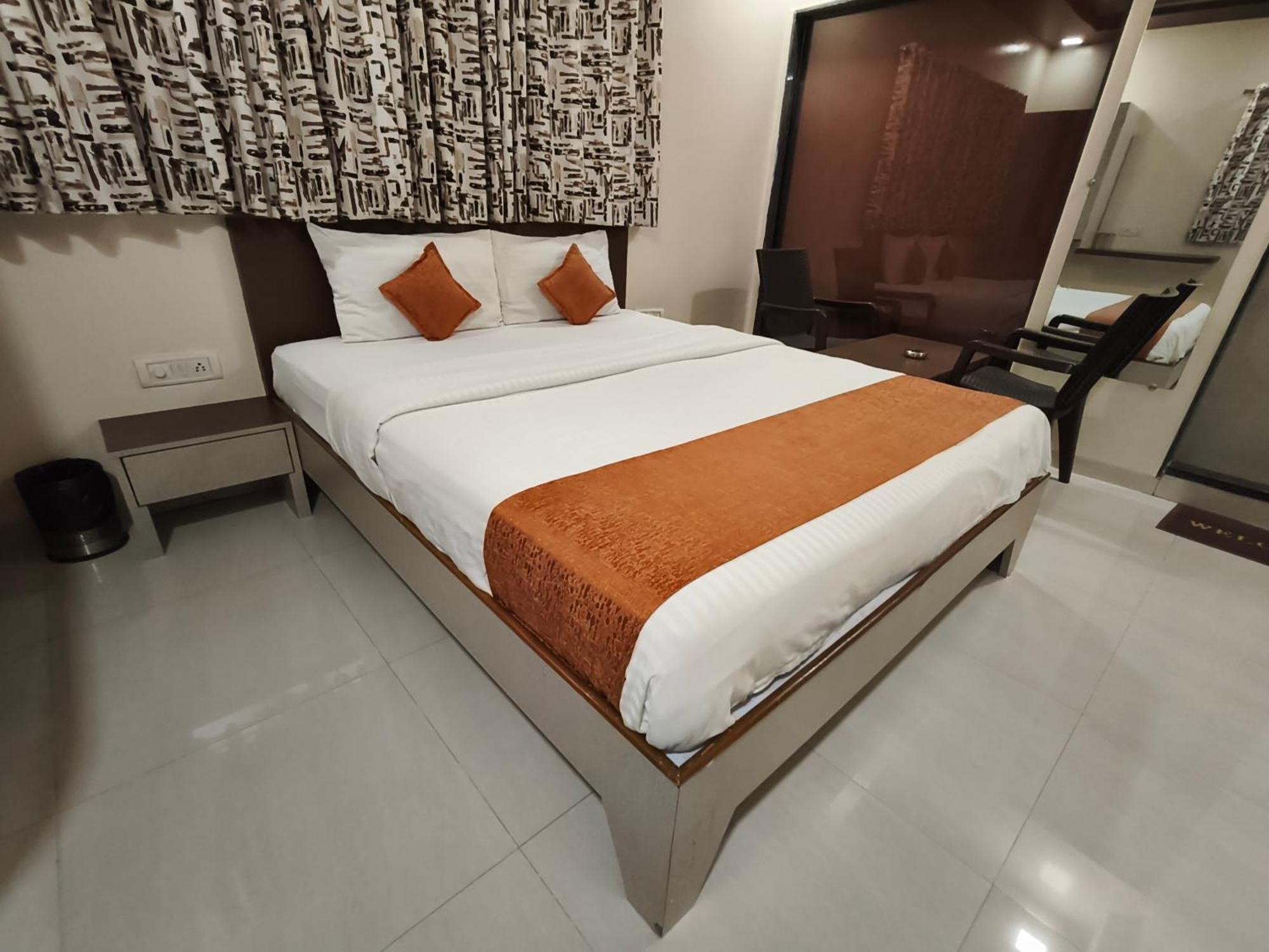 Mangal Residency !! 600 Mts From Railway Station !! Couple Friendly !!