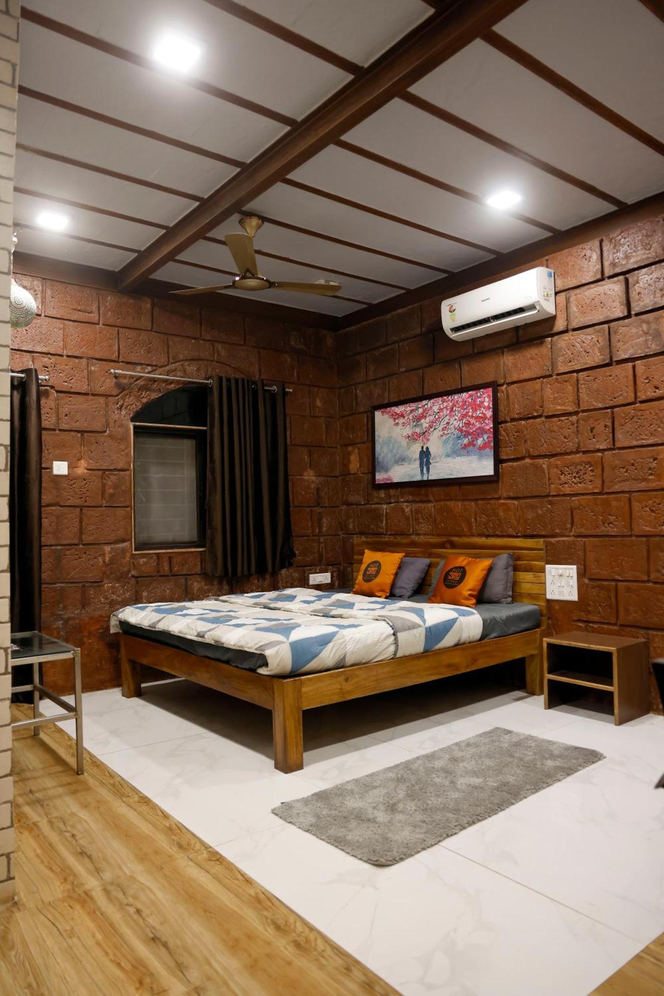 Hostel Hot - House Of Travellers, By Mody