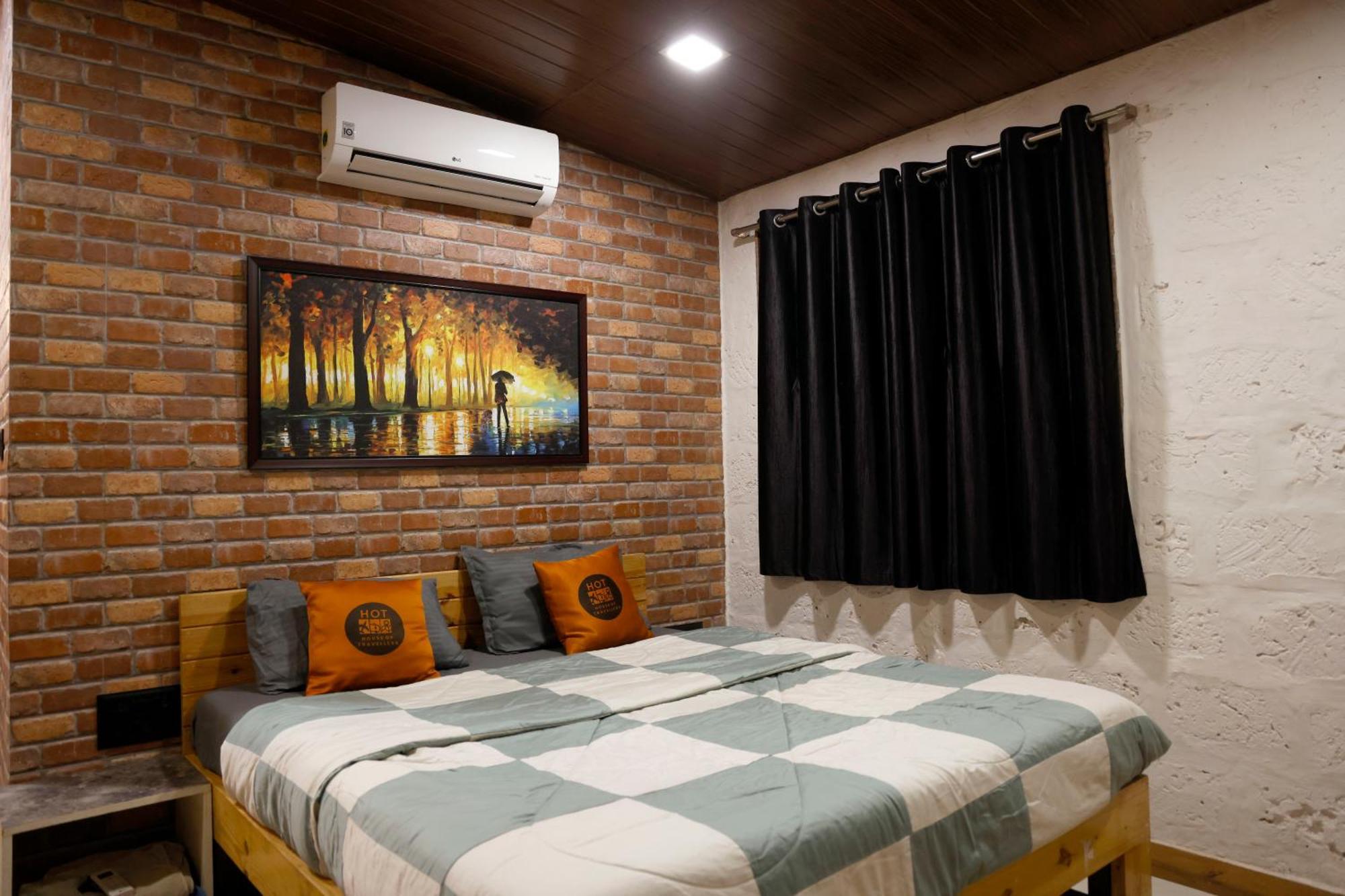 Hostel Hot - House Of Travellers, By Mody *