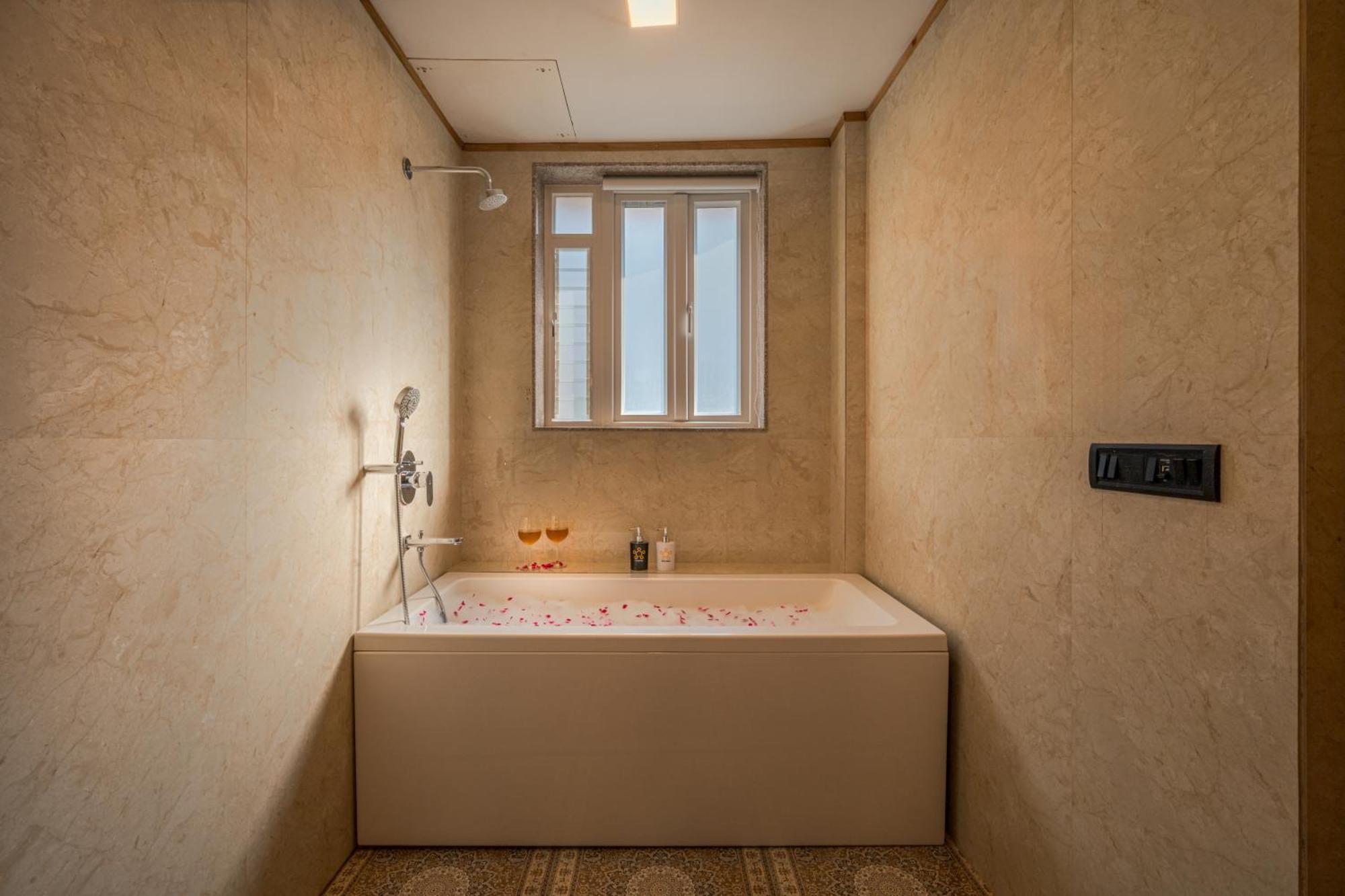Villa Saffronstays Ryewood Park Estate *