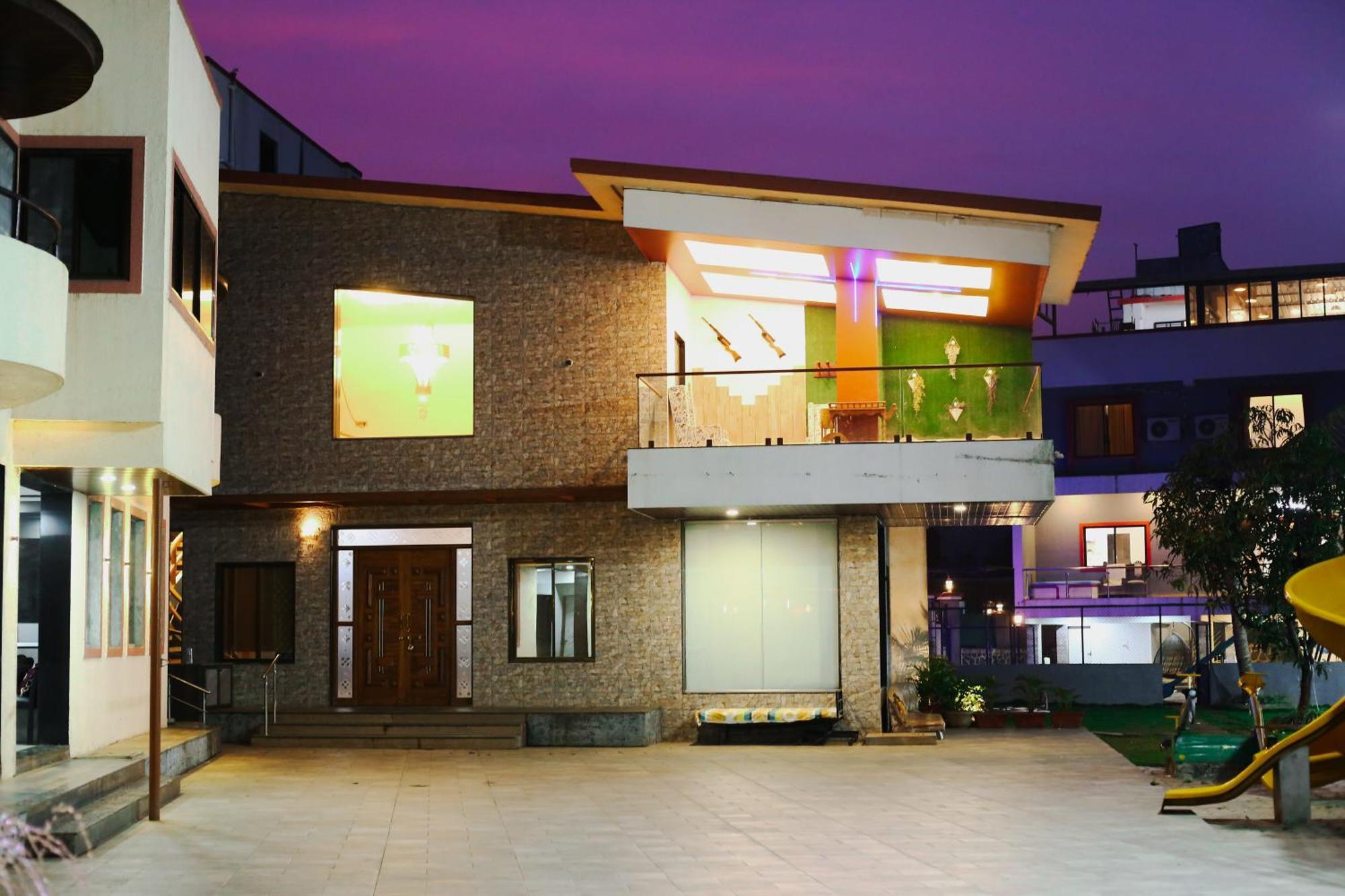 Royal Twin - 12bhk Luxury With Turf Villa *