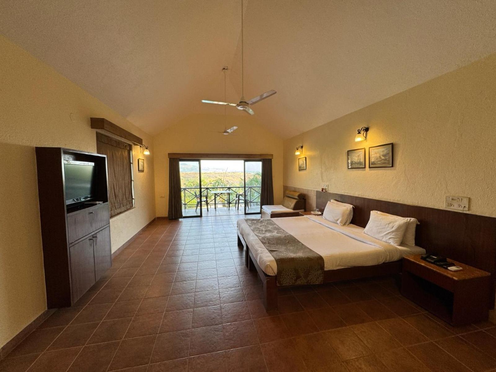 Upper Deck - And Relax At The Highest Peak 4*