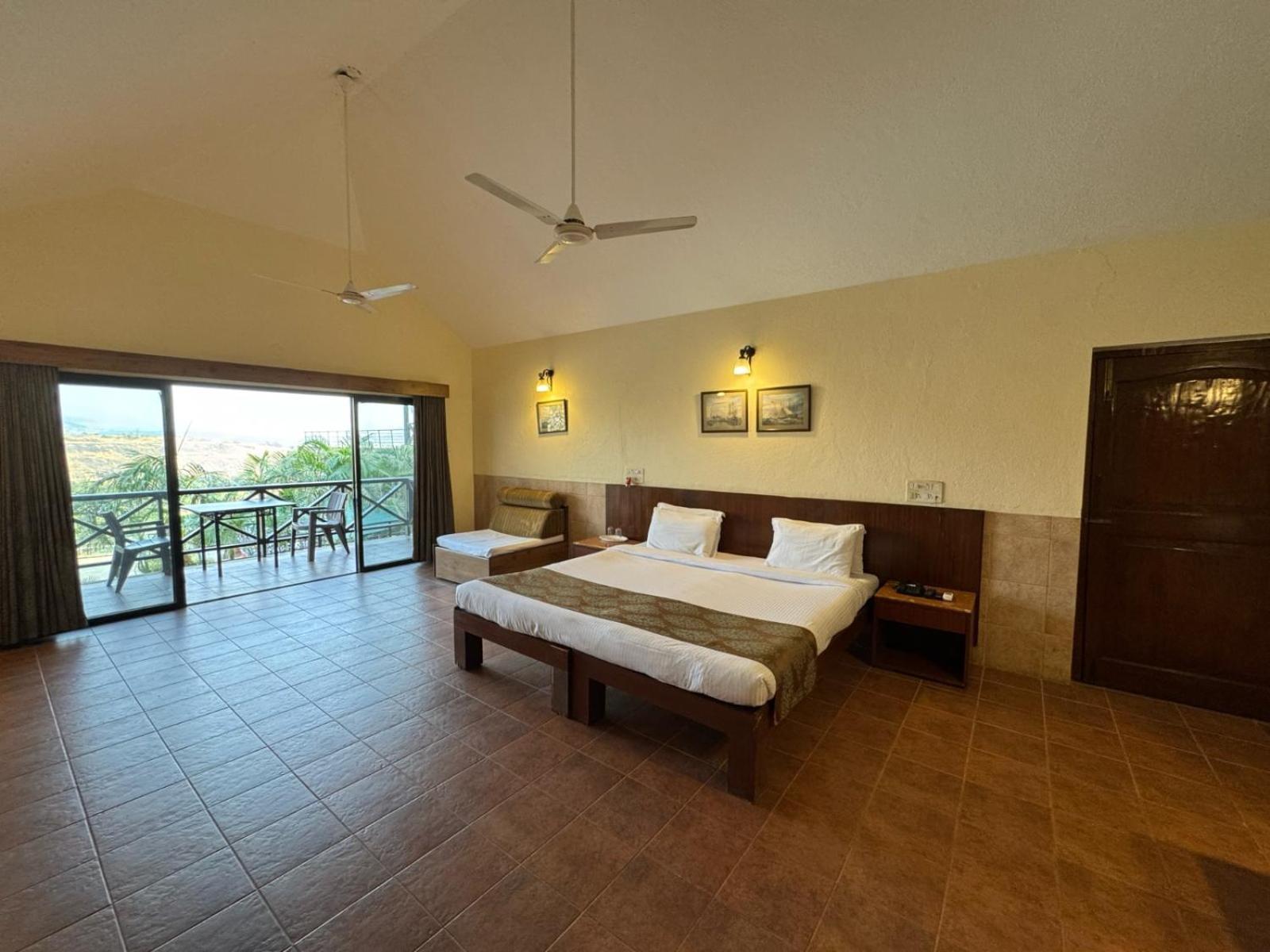 Upper Deck - And Relax At The Highest Peak 4*