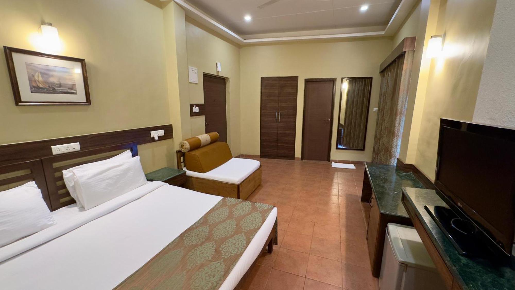 Upper Deck - And Relax At The Highest Peak 4*