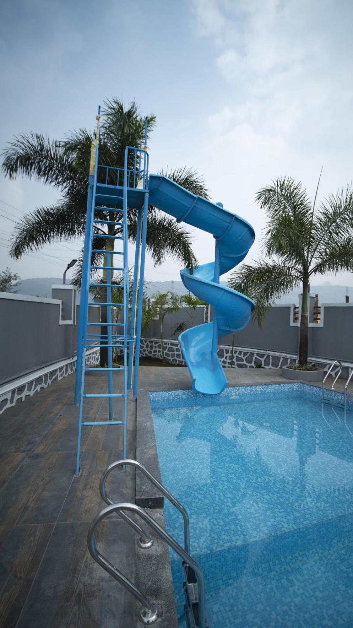 Royal Twin - 12bhk Luxury With Turf Villa Lonavala