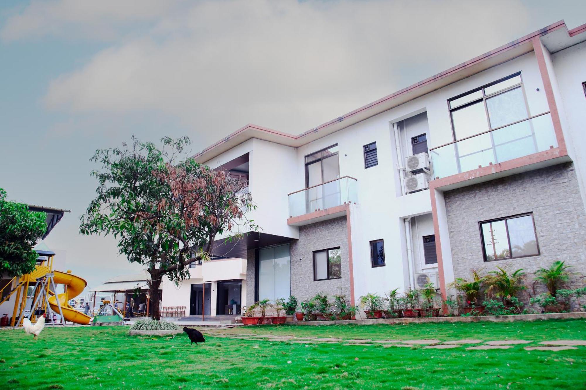 Royal Twin - 12bhk Luxury With Turf Villa *