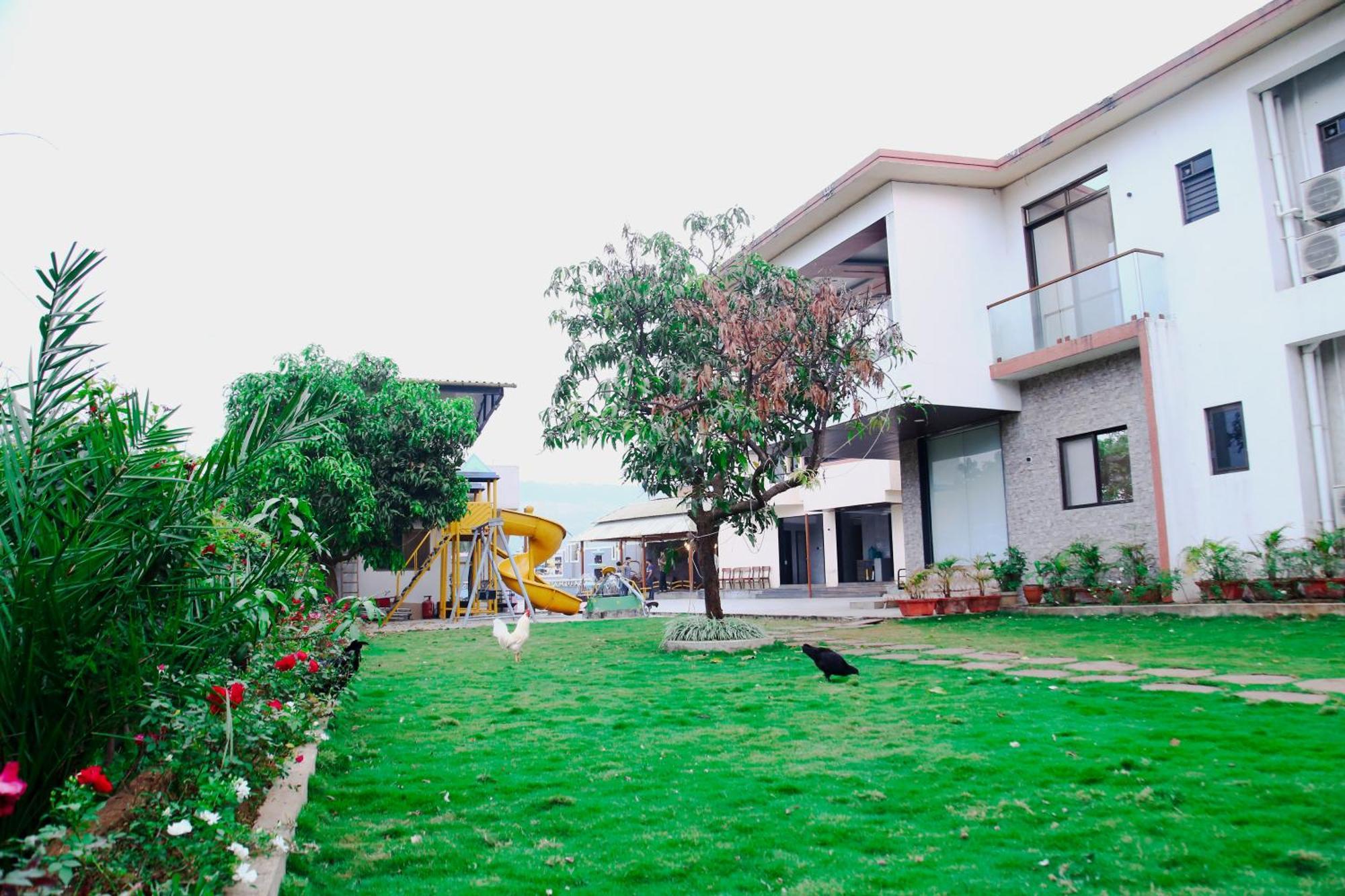 Royal Twin - 12bhk Luxury With Turf Villa