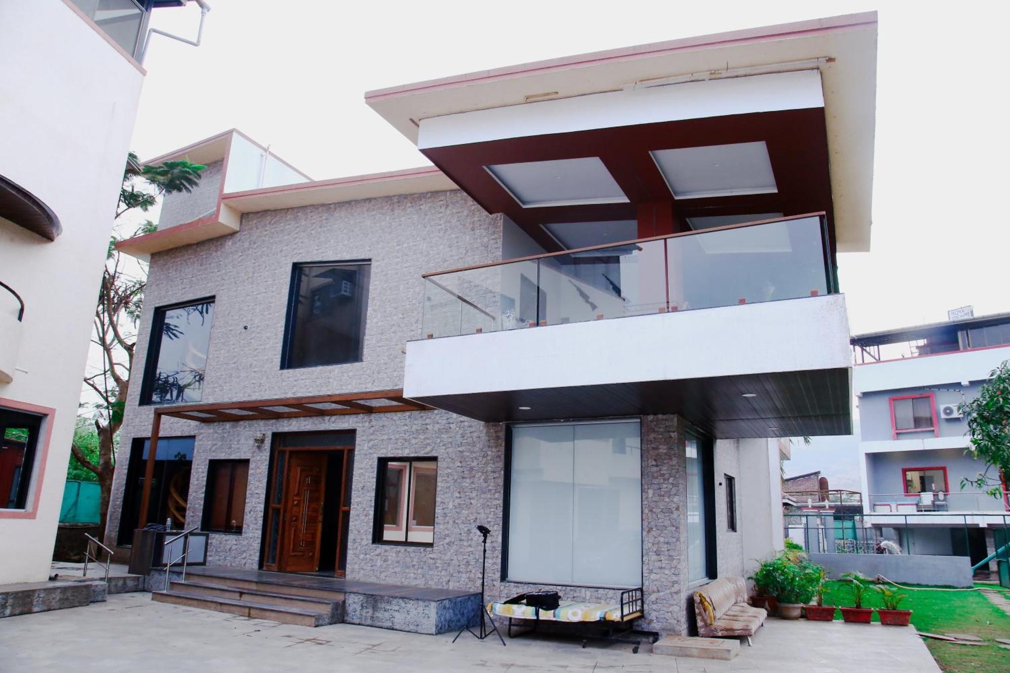 Royal Twin - 12bhk Luxury With Turf Villa