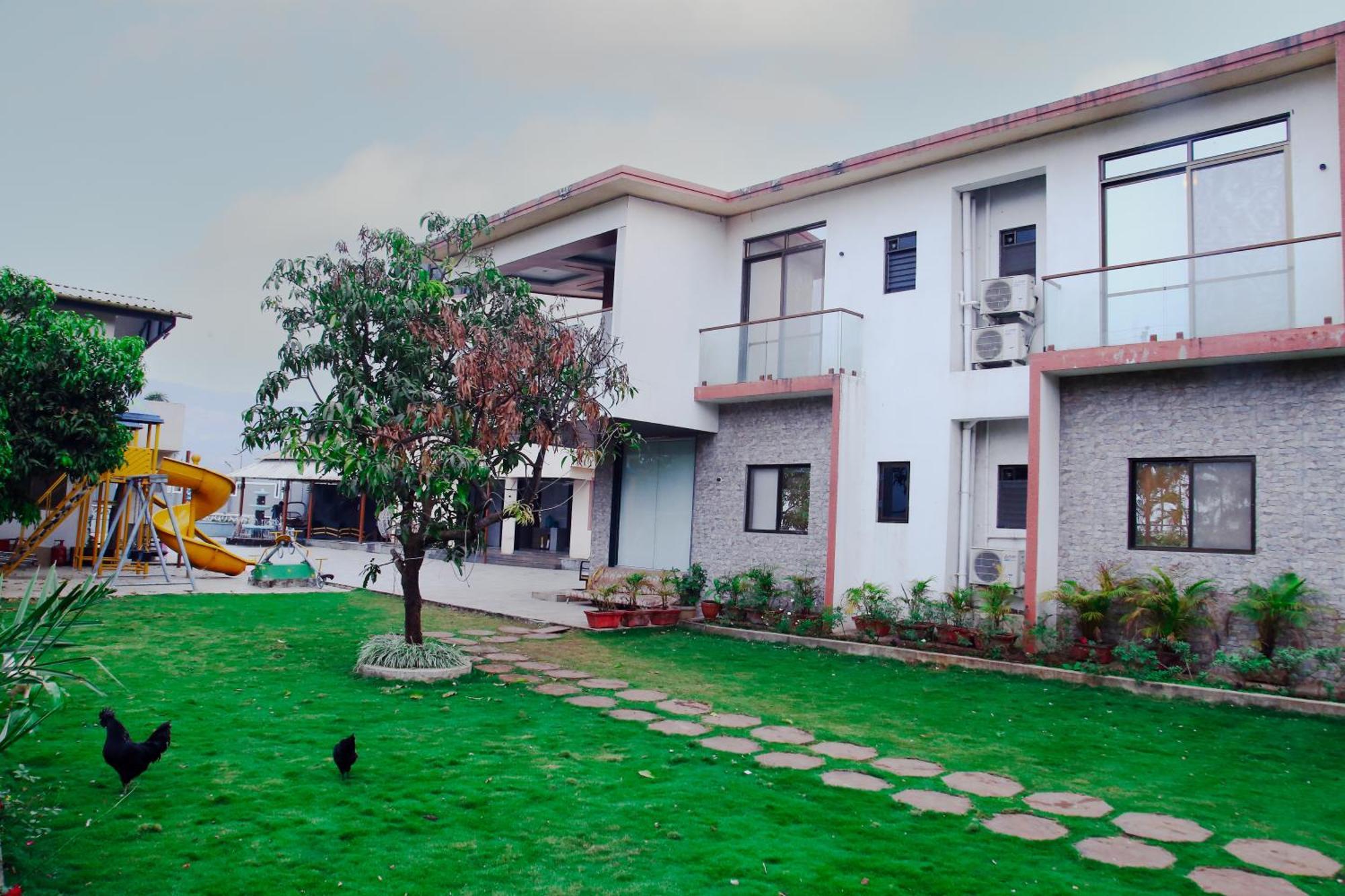 Royal Retreat - 7bhk Luxury With Turf
