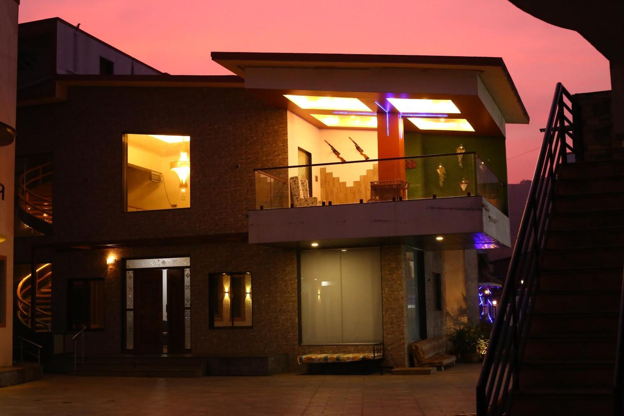 Royal Retreat - 7bhk Luxury With Turf * Lonavala