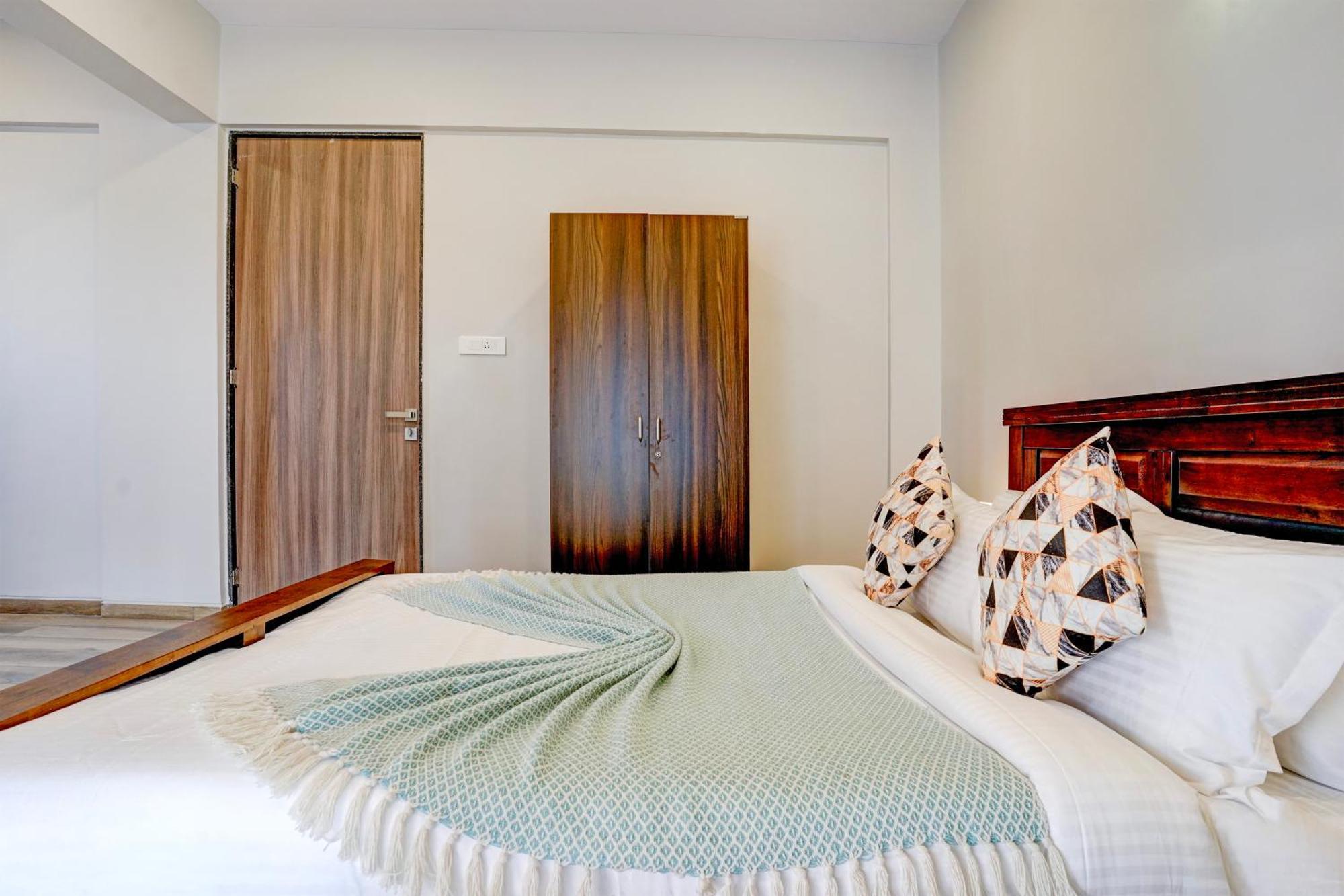 Elivaas 3 Bhk Aamy With Pvt Pool & Garden Villa *