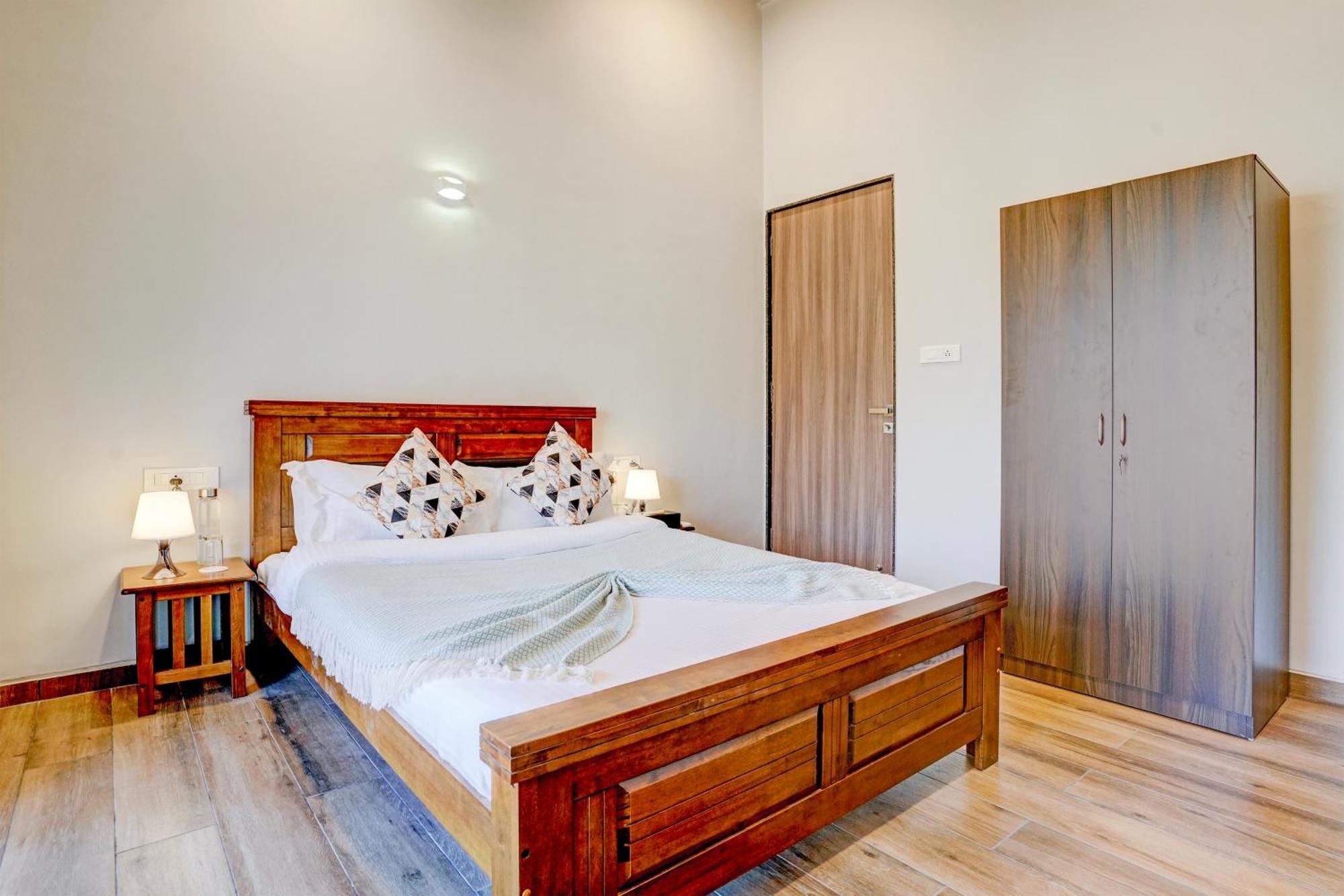 Elivaas 3 Bhk Aamy With Pvt Pool & Garden Villa *