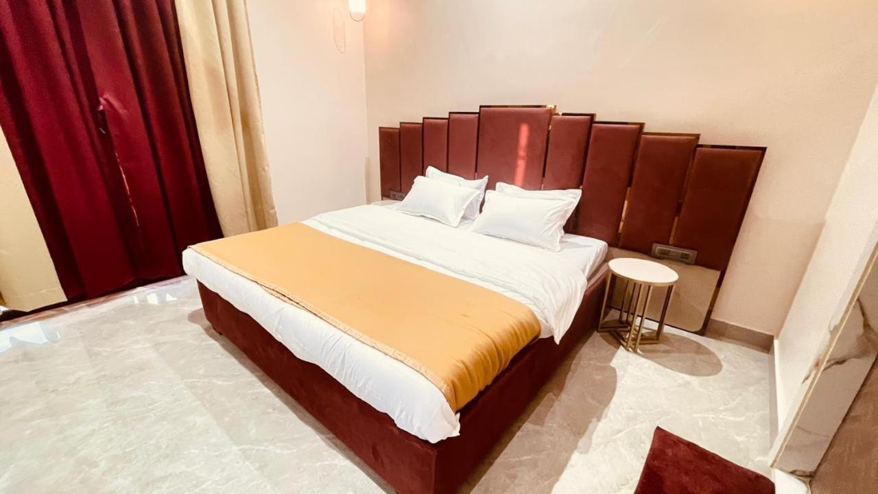Newly Launched Meadows- 3bhk By 23