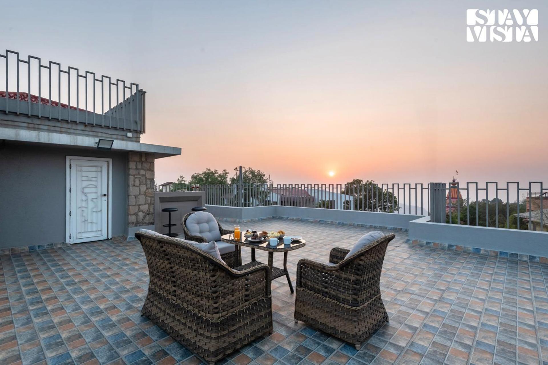Stayvista At Seraphim Peak With Pool & Views *