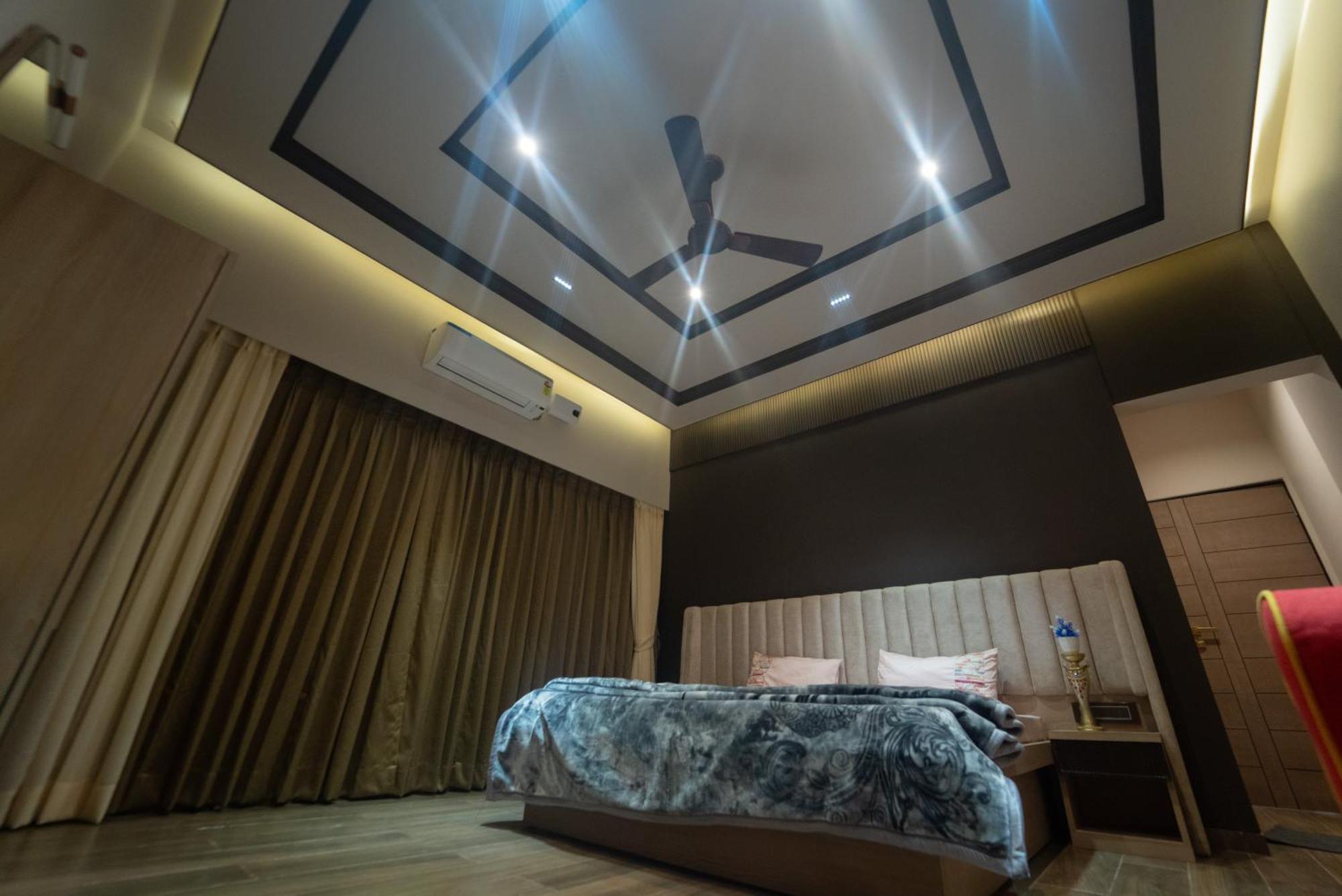 Villa Royal - 6bhk Luxury With Heated Pool And Turf Lonavala