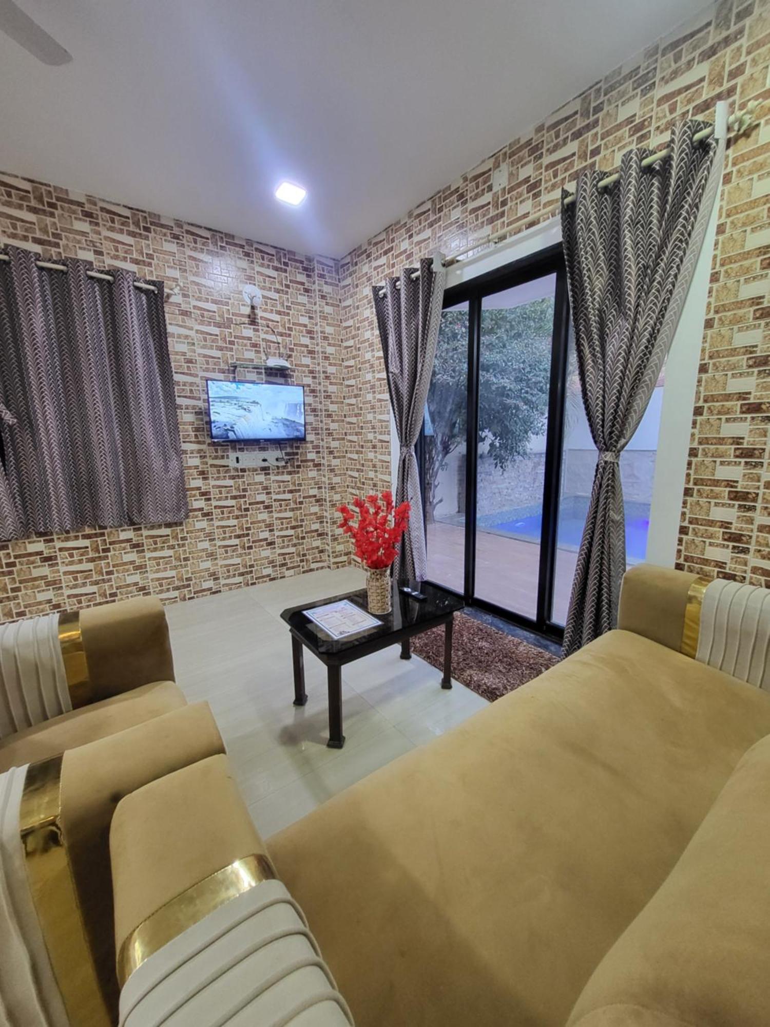 Villa The Perfect Para Disco Big Pool Cricket Turf *