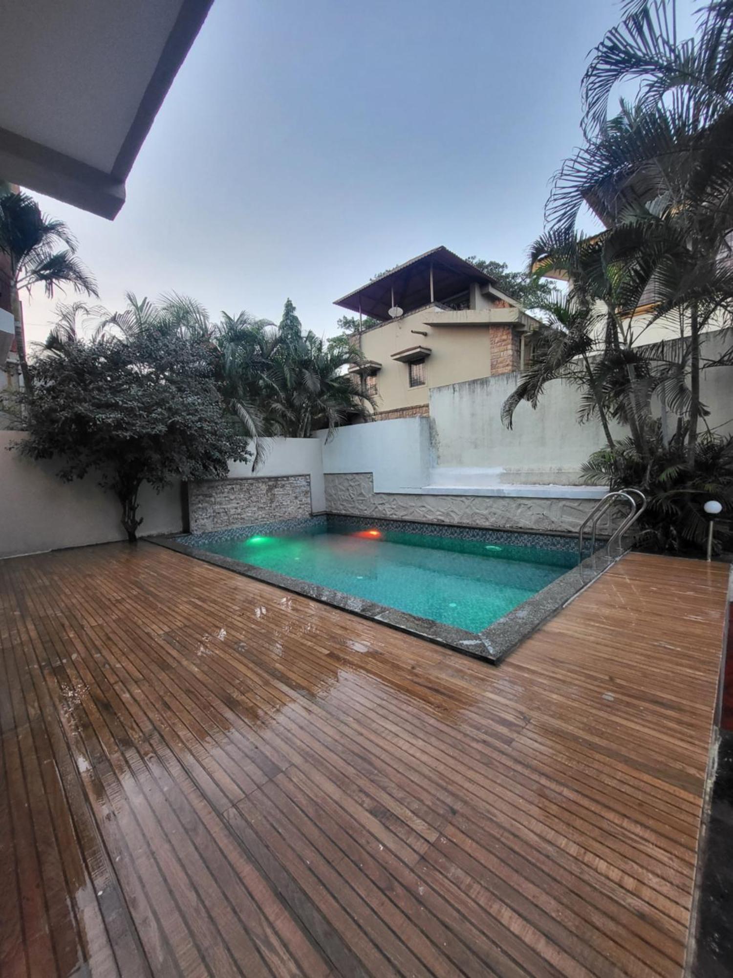 Villa The Perfect Para Disco Big Pool Cricket Turf
