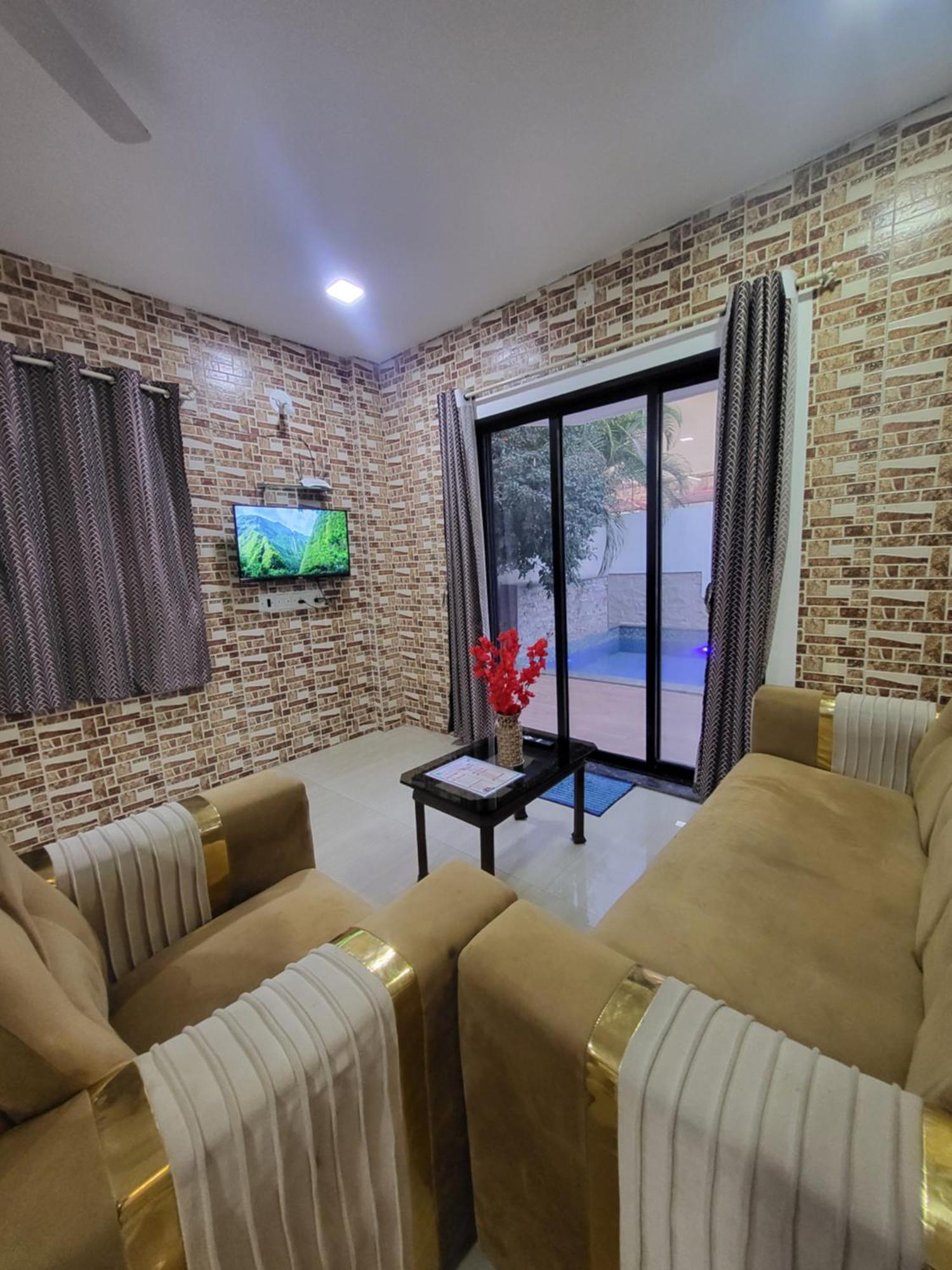 Villa The Perfect Para Disco Big Pool Cricket Turf *