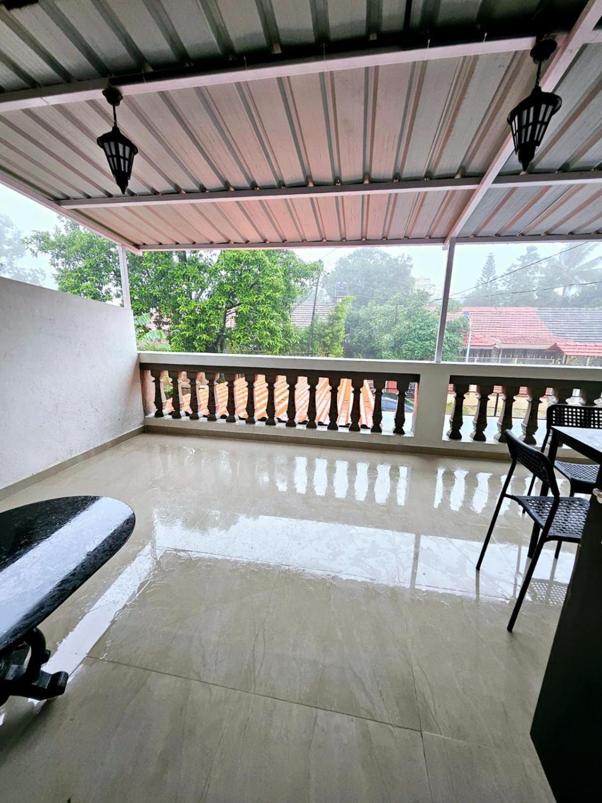 Don's - * Lonavala