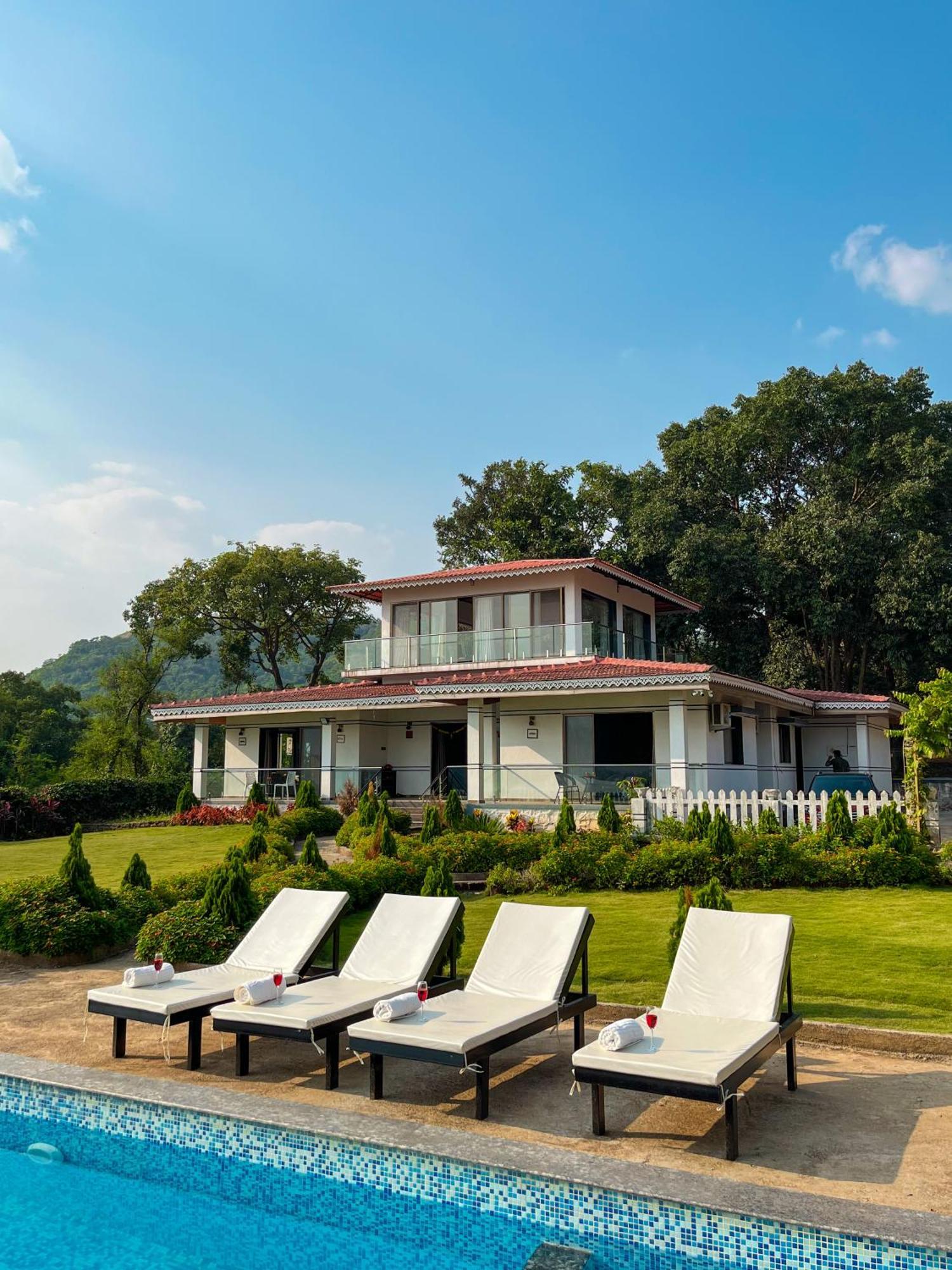Luxurious Infinity Pool Overlooking Pawna For Parties And Events