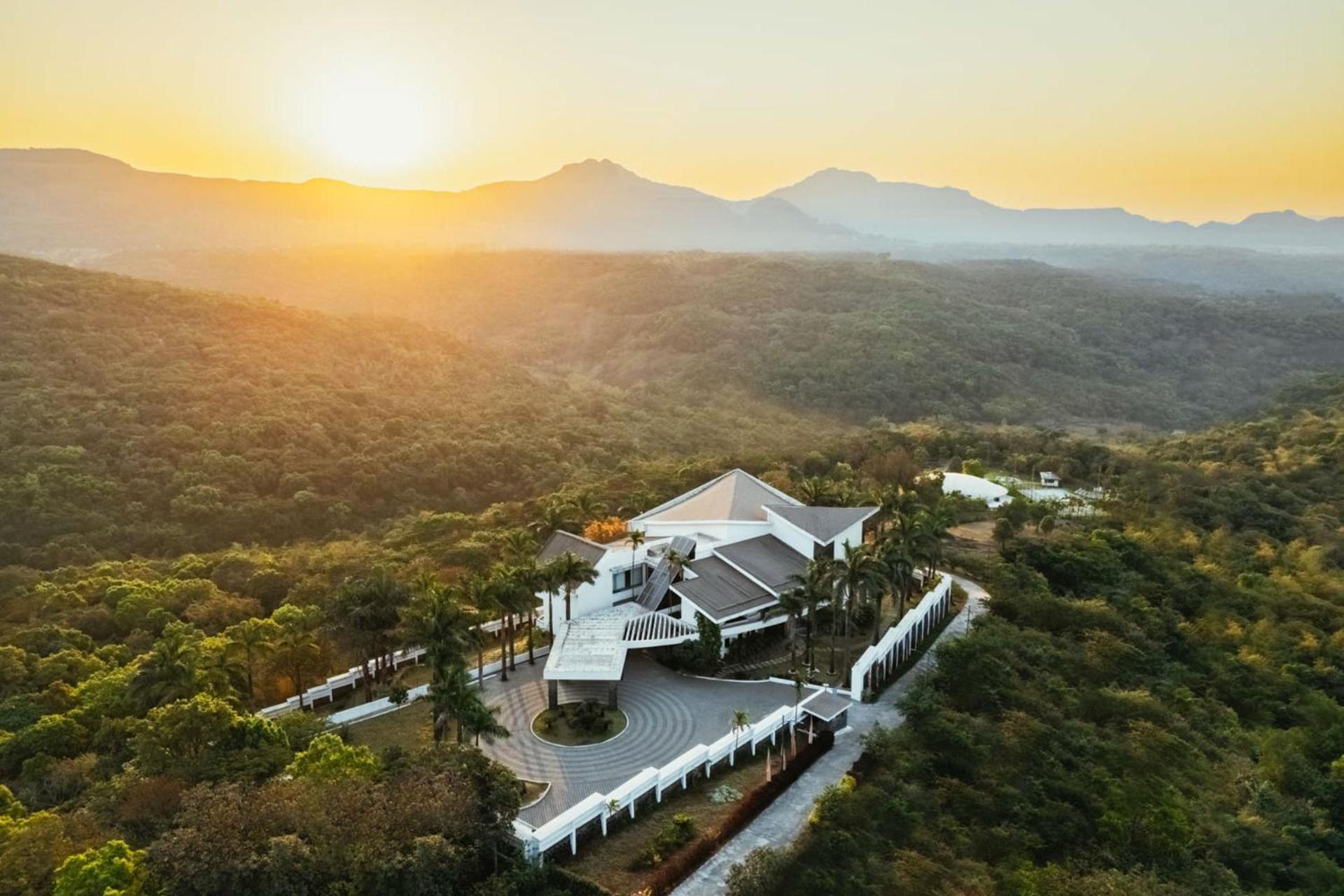 Stayvista's Emerald Acres: Luxury Retreat With Heated Pool & Scenic Views * Lonavala