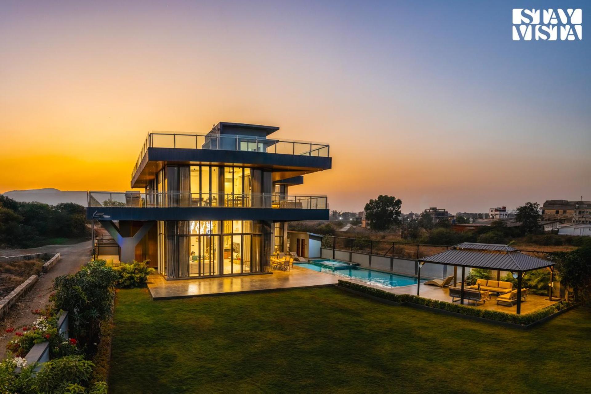 Stayvista At Seraphine With Theatre, Jacuzzi & Pvt Pool * Lonavala