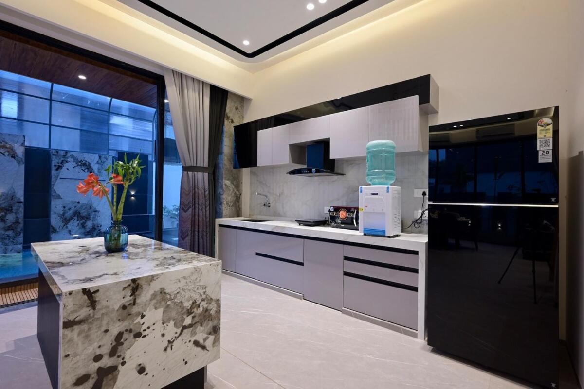 Apartment Emerald Bliss With Heated Pool & Outdoor Theatre Lonavala