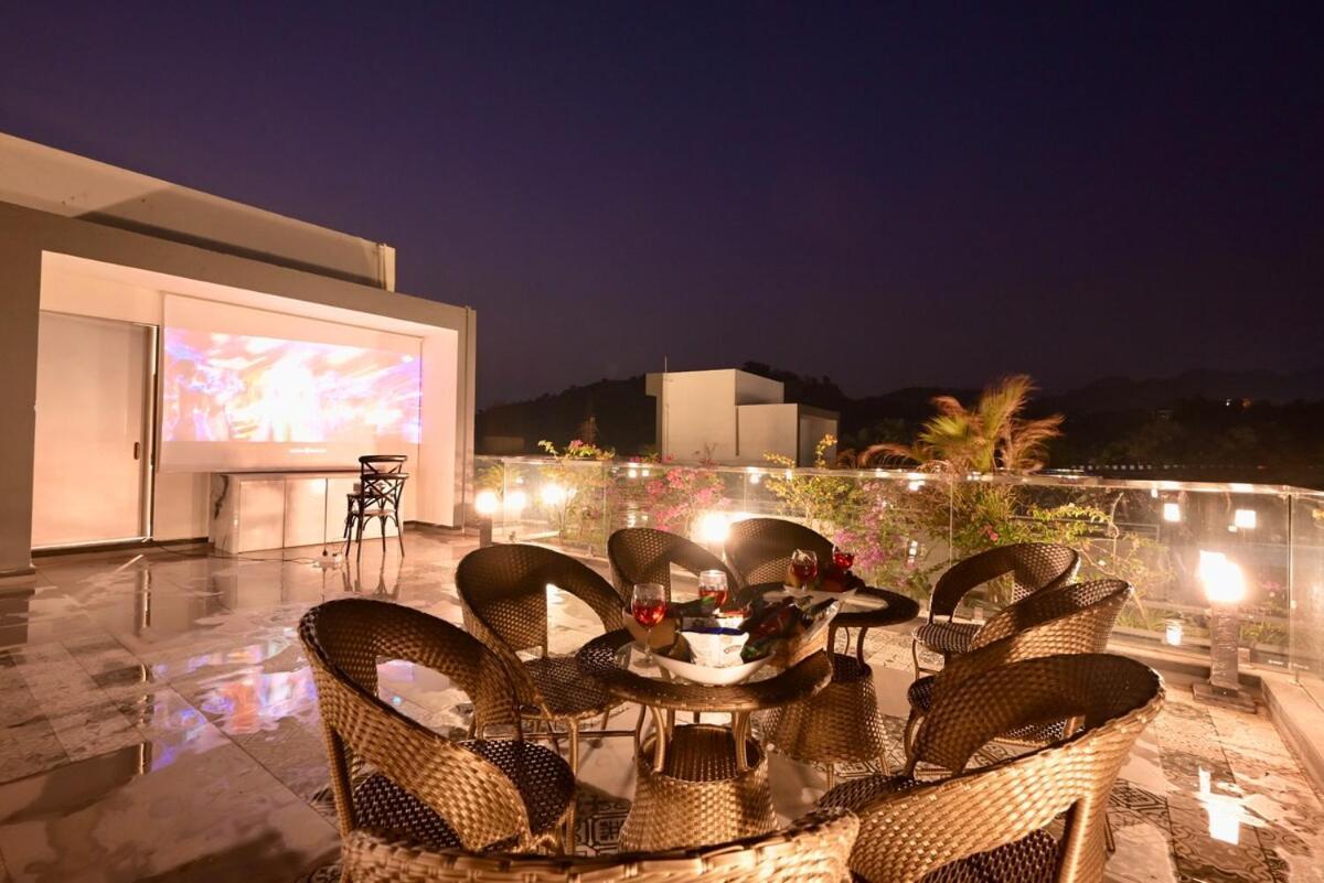 Emerald Bliss With Heated Pool & Outdoor Theatre Apartment *