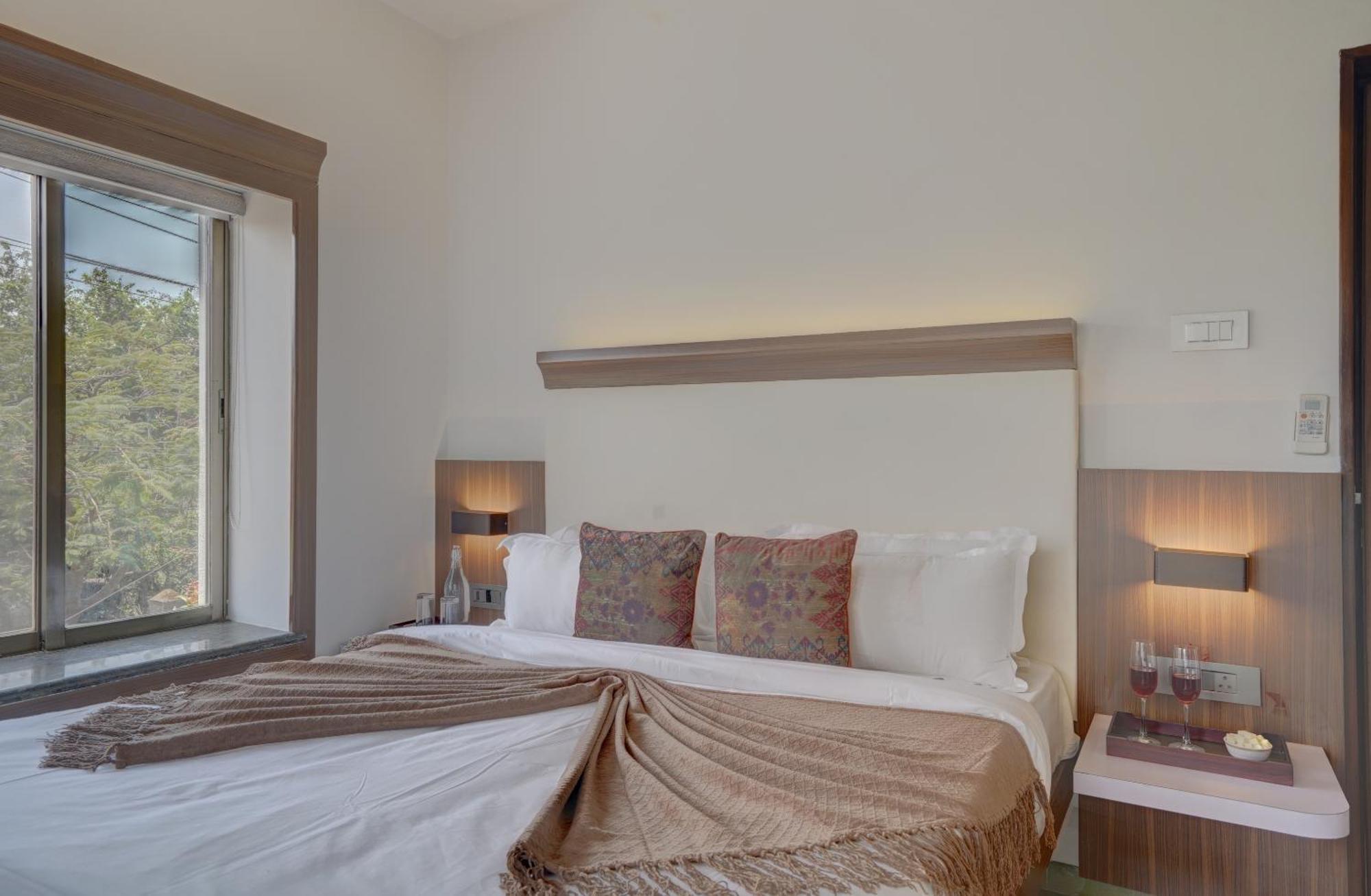 Alaya Adarsh Elegant 3-bhk With Private Pool Lonavala