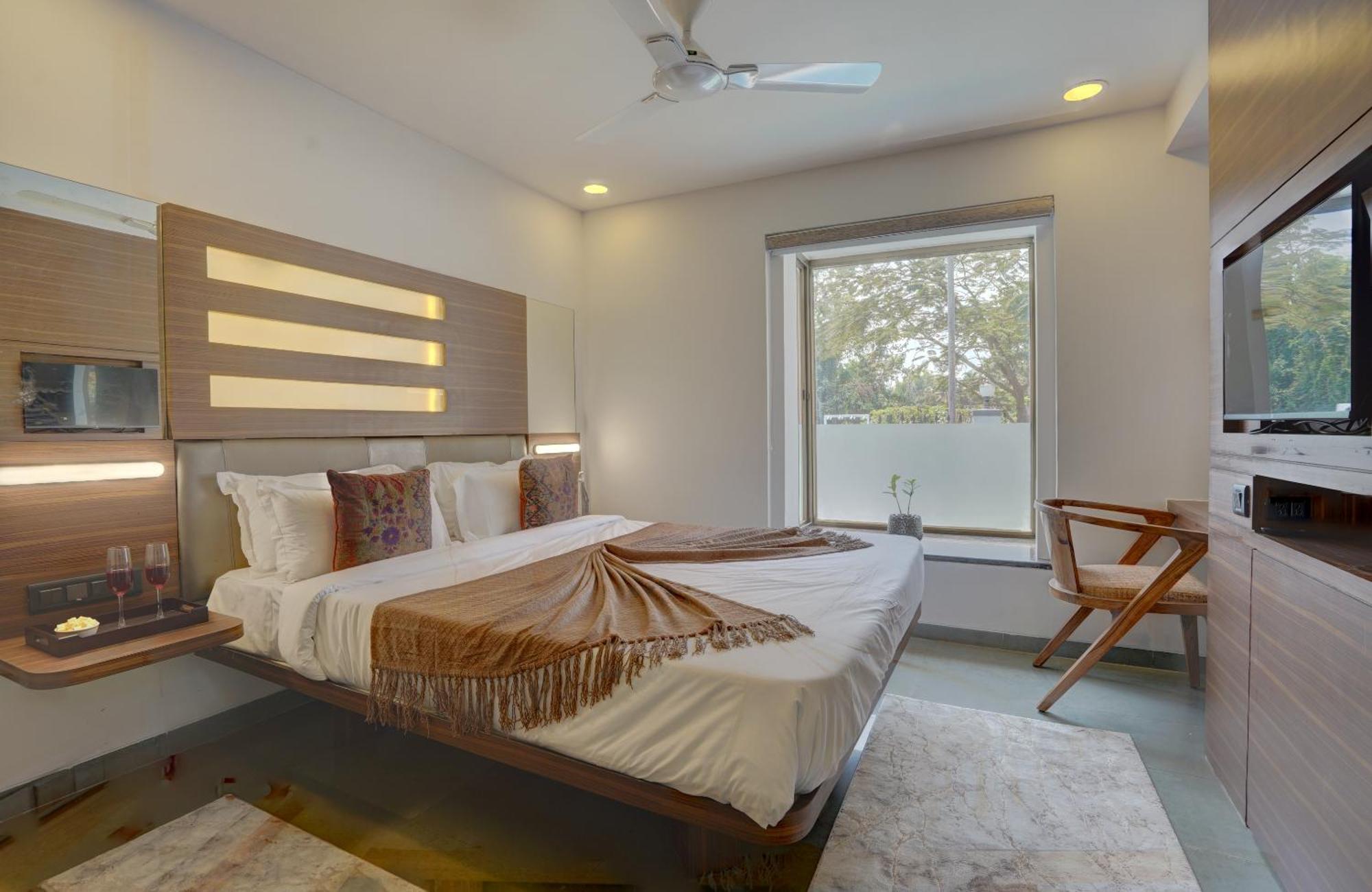 Alaya Adarsh Elegant 3-bhk With Private Pool Lonavala