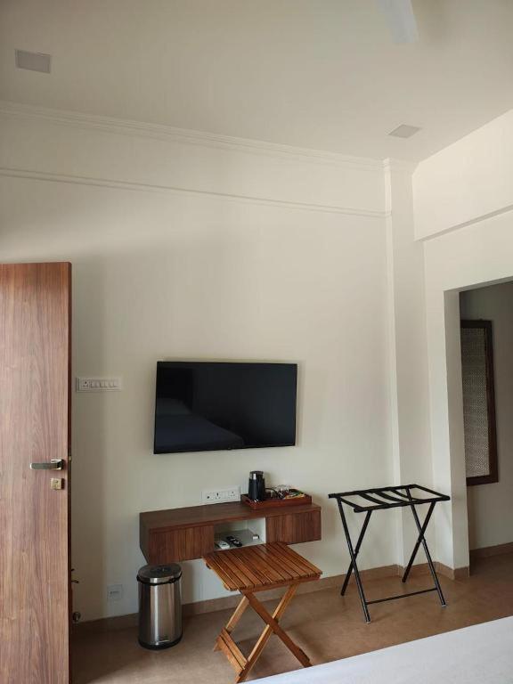 Twilight Ll Grand 4bhk Lawn Ll Cook Available Lonavala