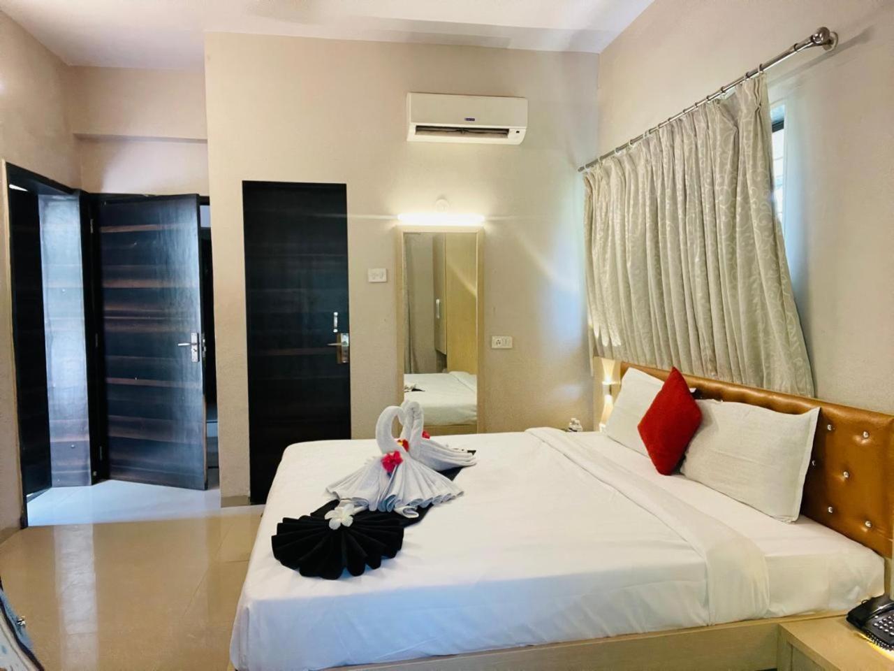 Aron & 4* Lonavala