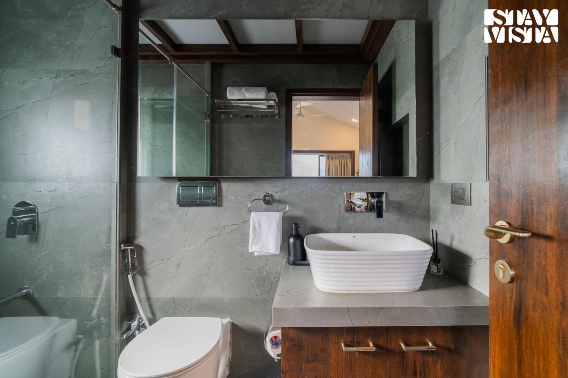 Stayvista At Tesoro With Outdoor Pool, Wifi *