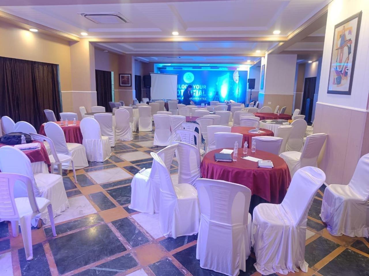 Aron & 4* Lonavala