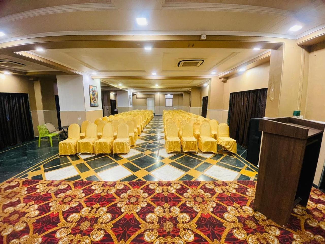 Aron & 4* Lonavala