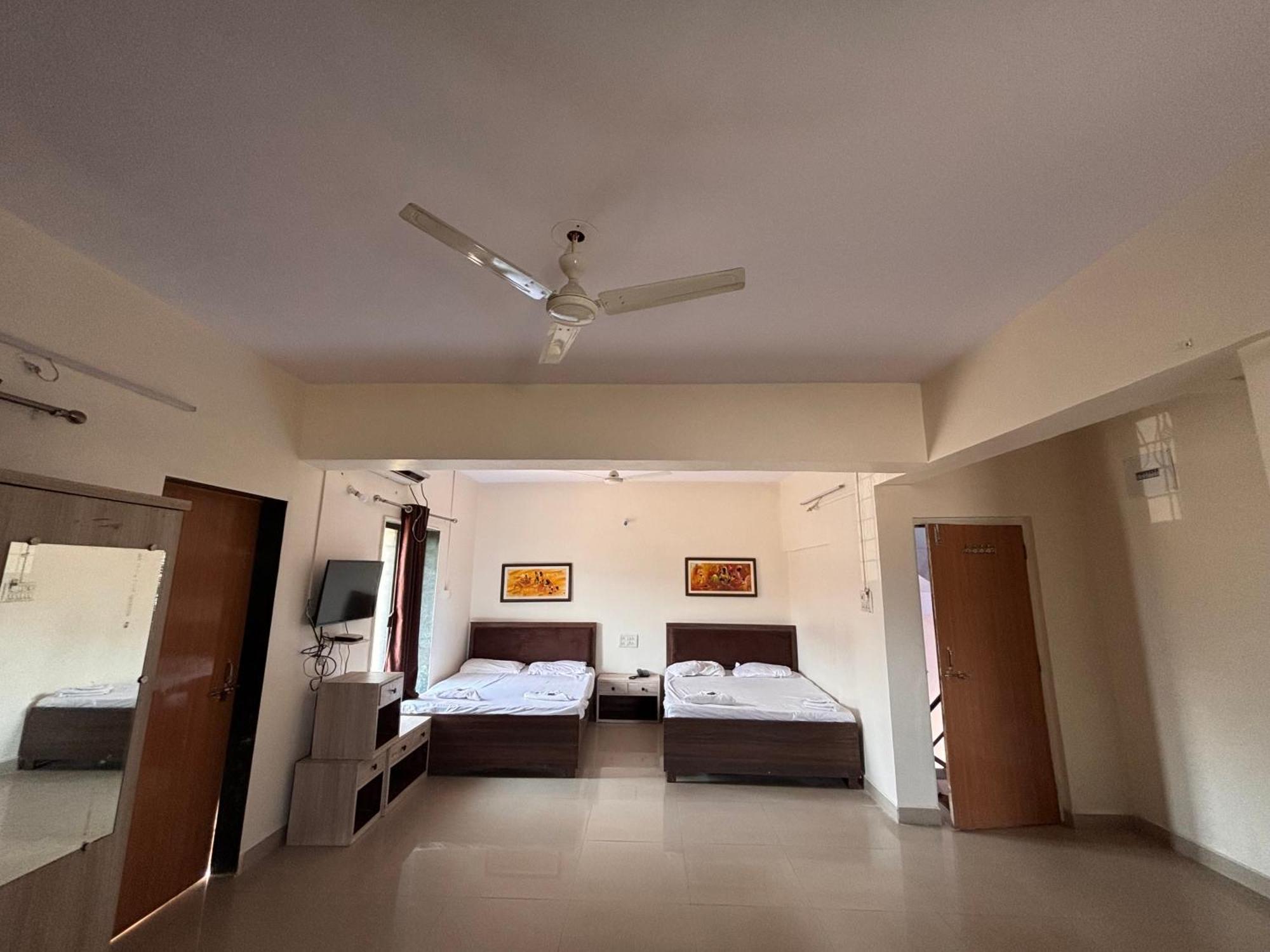 Hill Side Family Guest house *