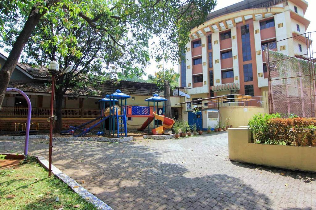 Hotel Fabhotel Royal Park