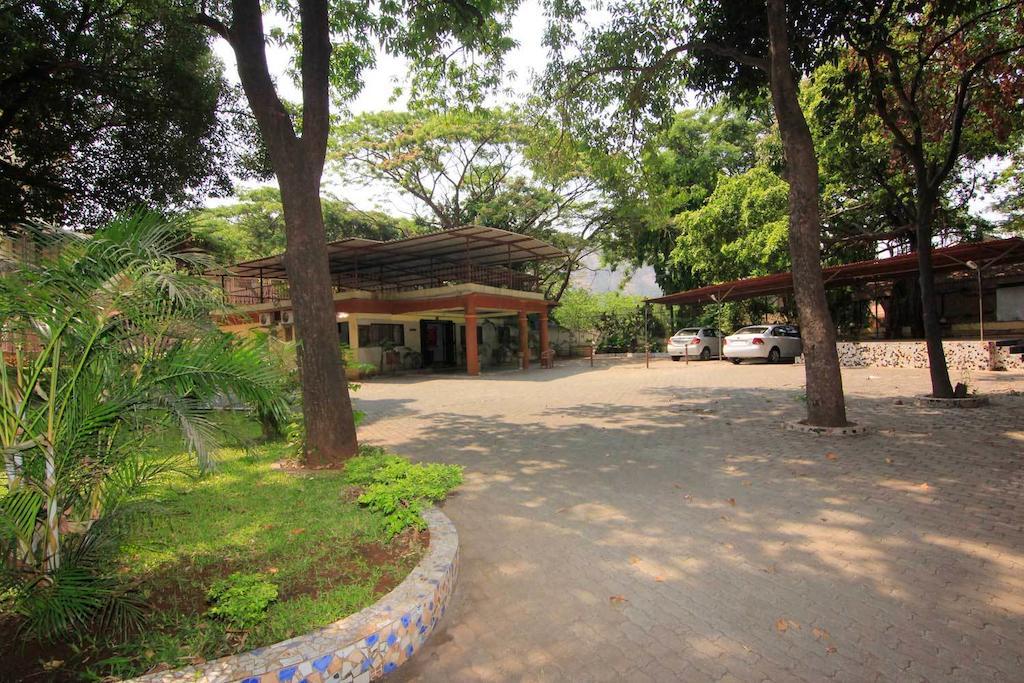 Fabhotel Royal Park Hotel