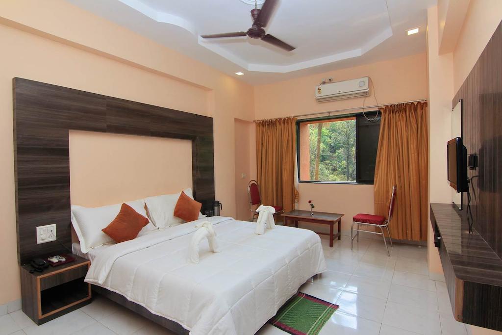 Fabhotel Royal Park Hotel 2*