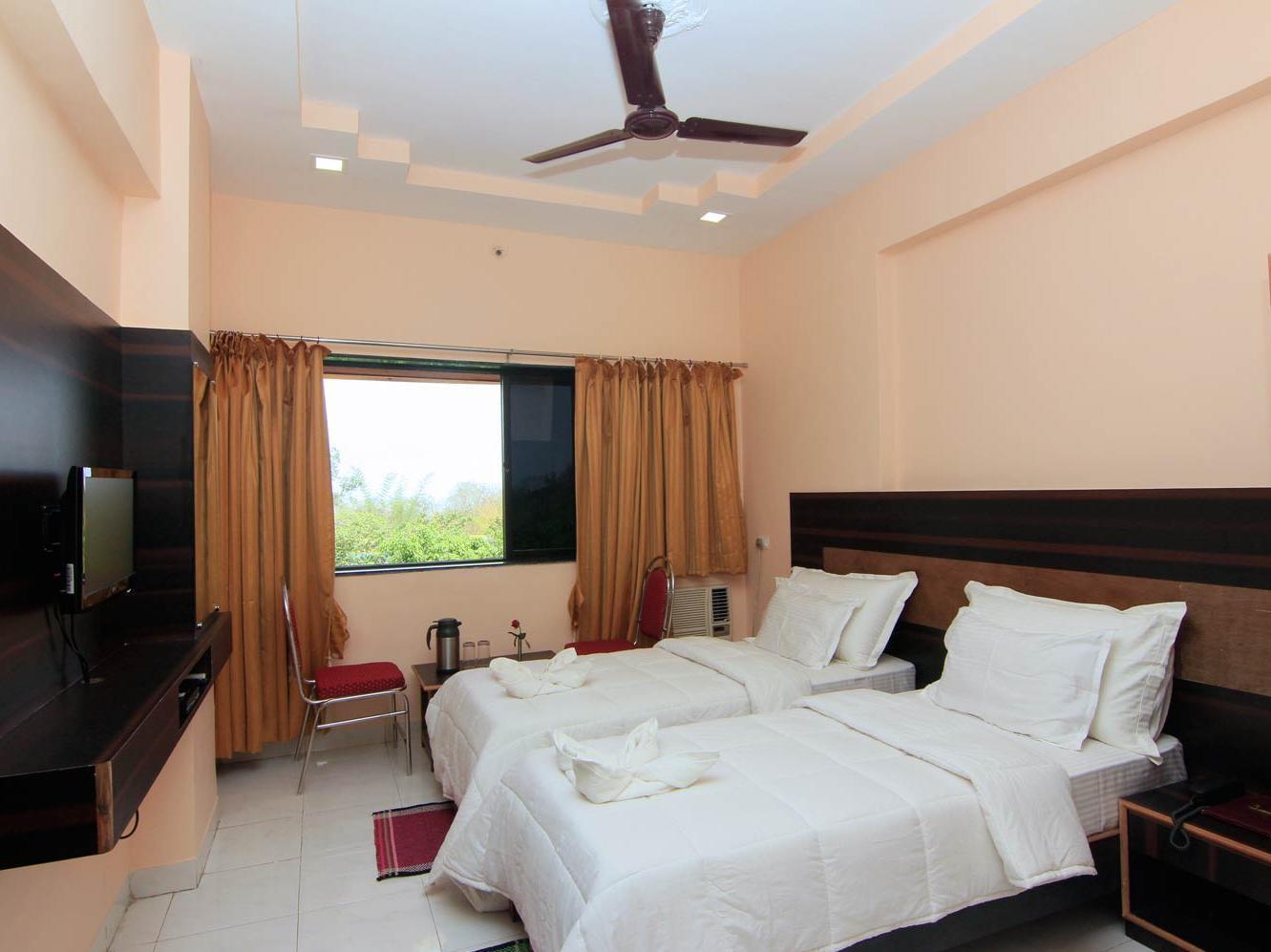 Fabhotel Royal Park Hotel