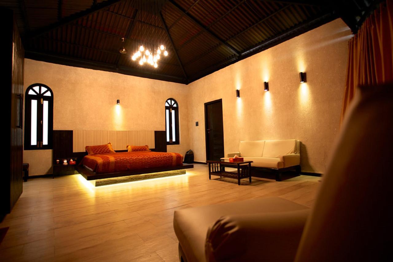 Kino Lakeside Chalet Hotel Lonavala