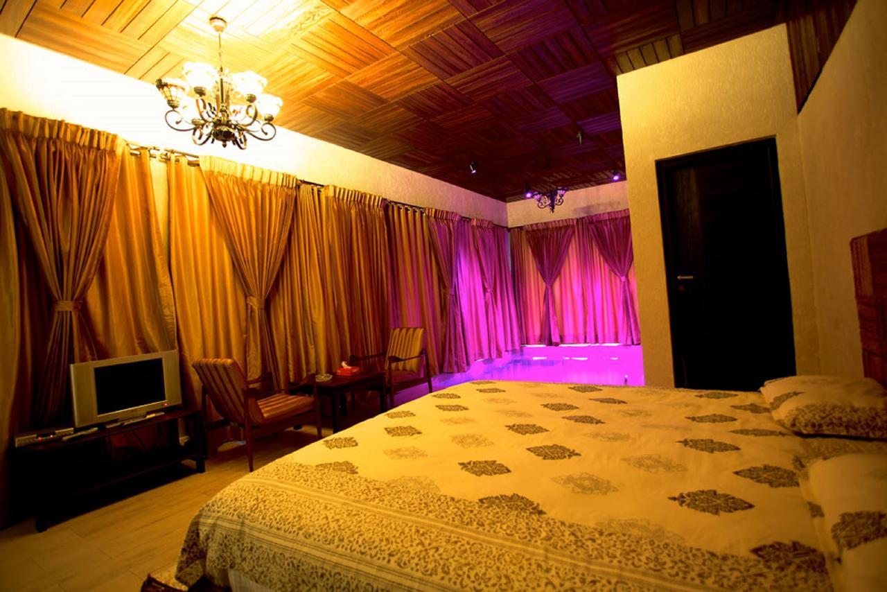 Kino Lakeside Chalet Hotel *