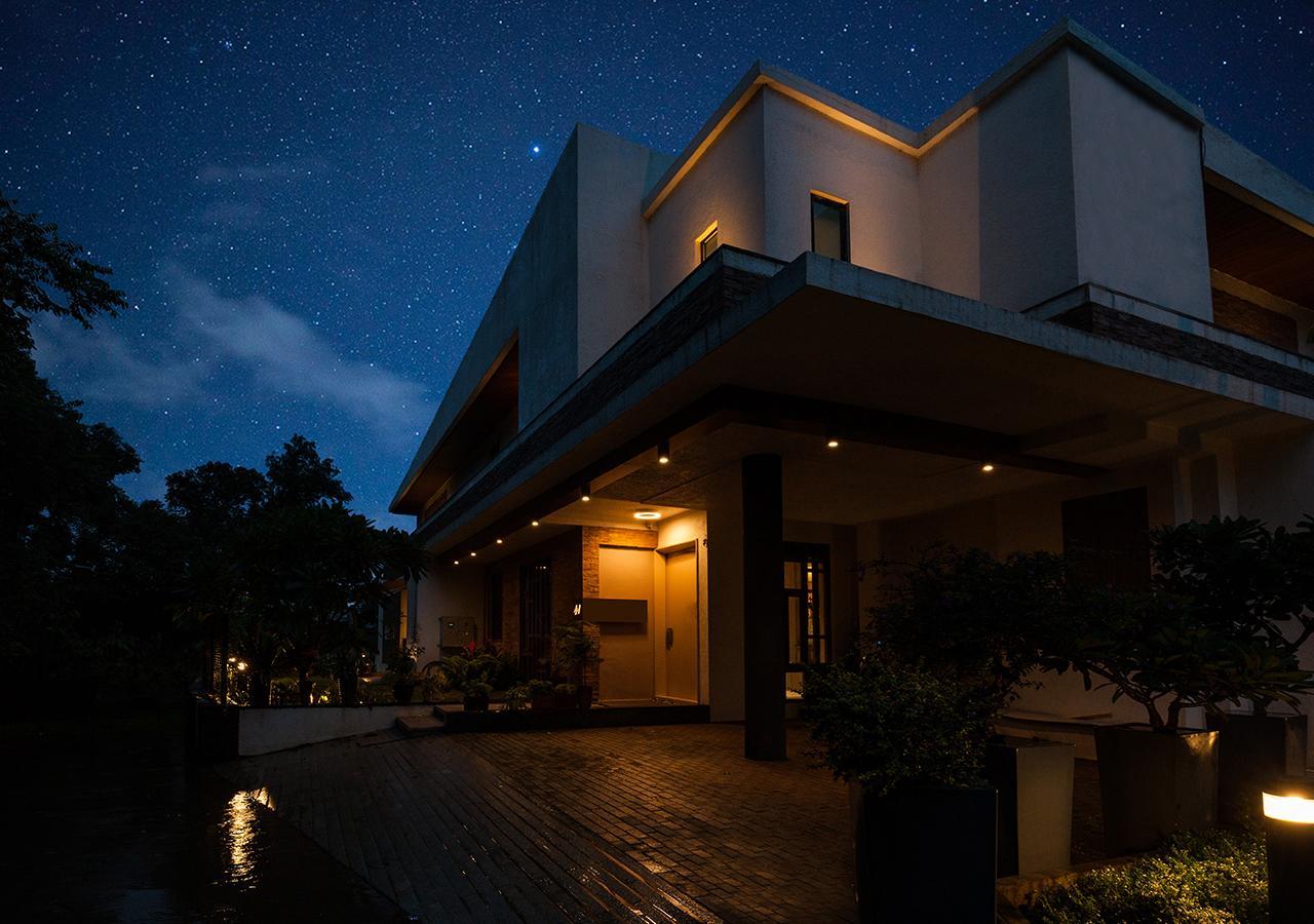 41 By Stayvista - A Chic Retreat With A Pool, Poker Table, And A Theater Lonavala
