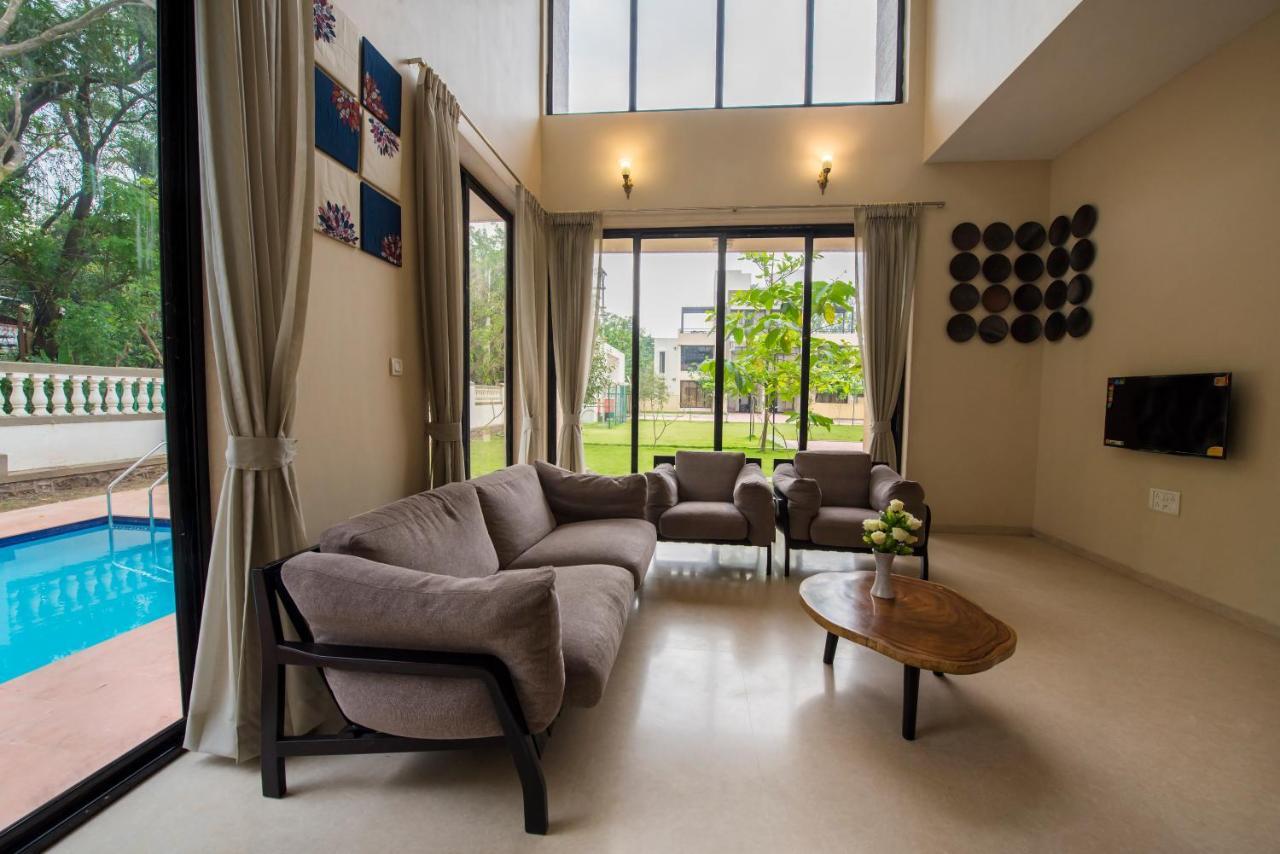 Stayvista's Greenwoods 10 - City-center With Private Pool, Terrace, Lift & Carrom Board * Lonavala